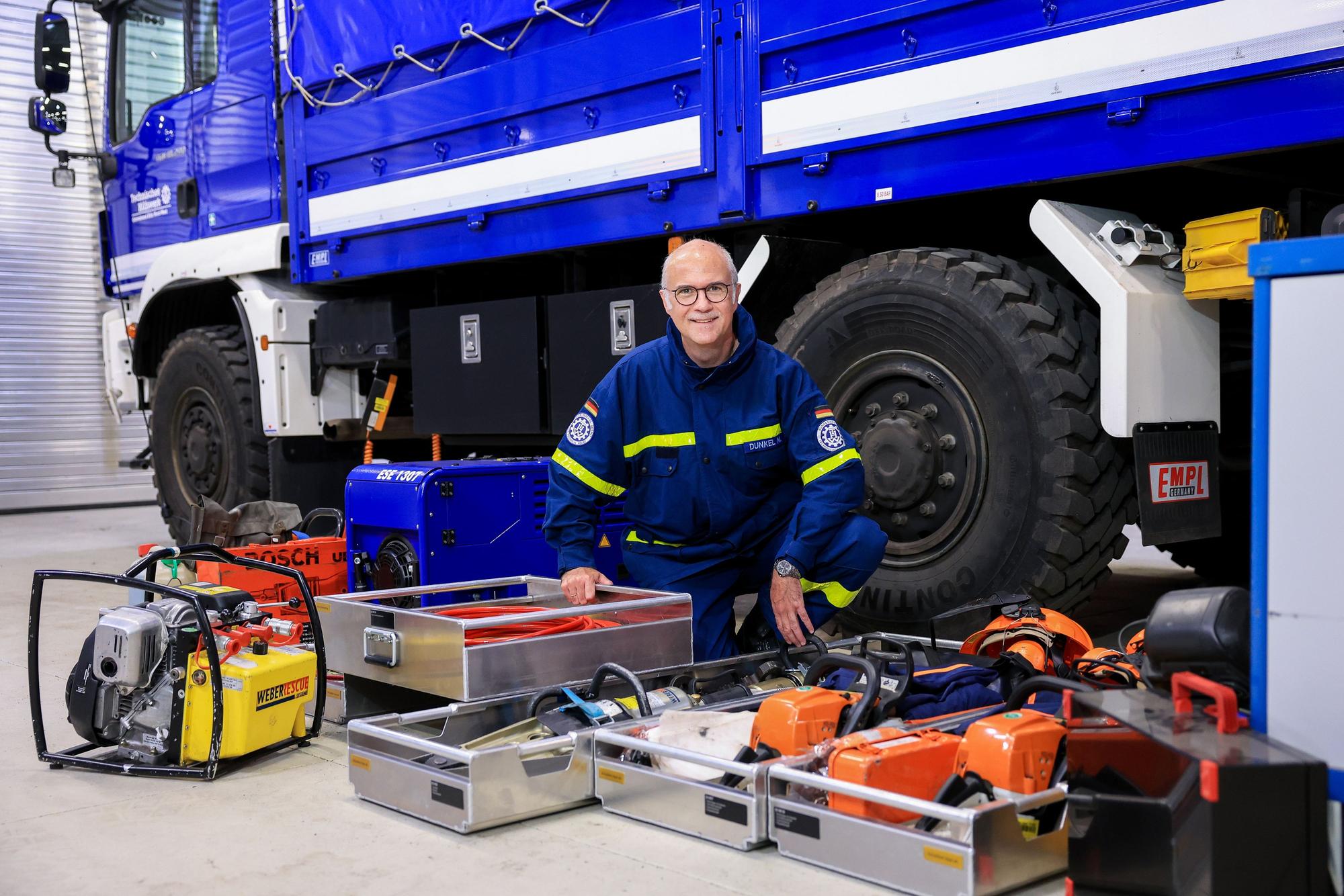 Manfred Dunkel vom THW Köln zeigt Ausrüstungsgegenstände des Technischen Hilfswerks.