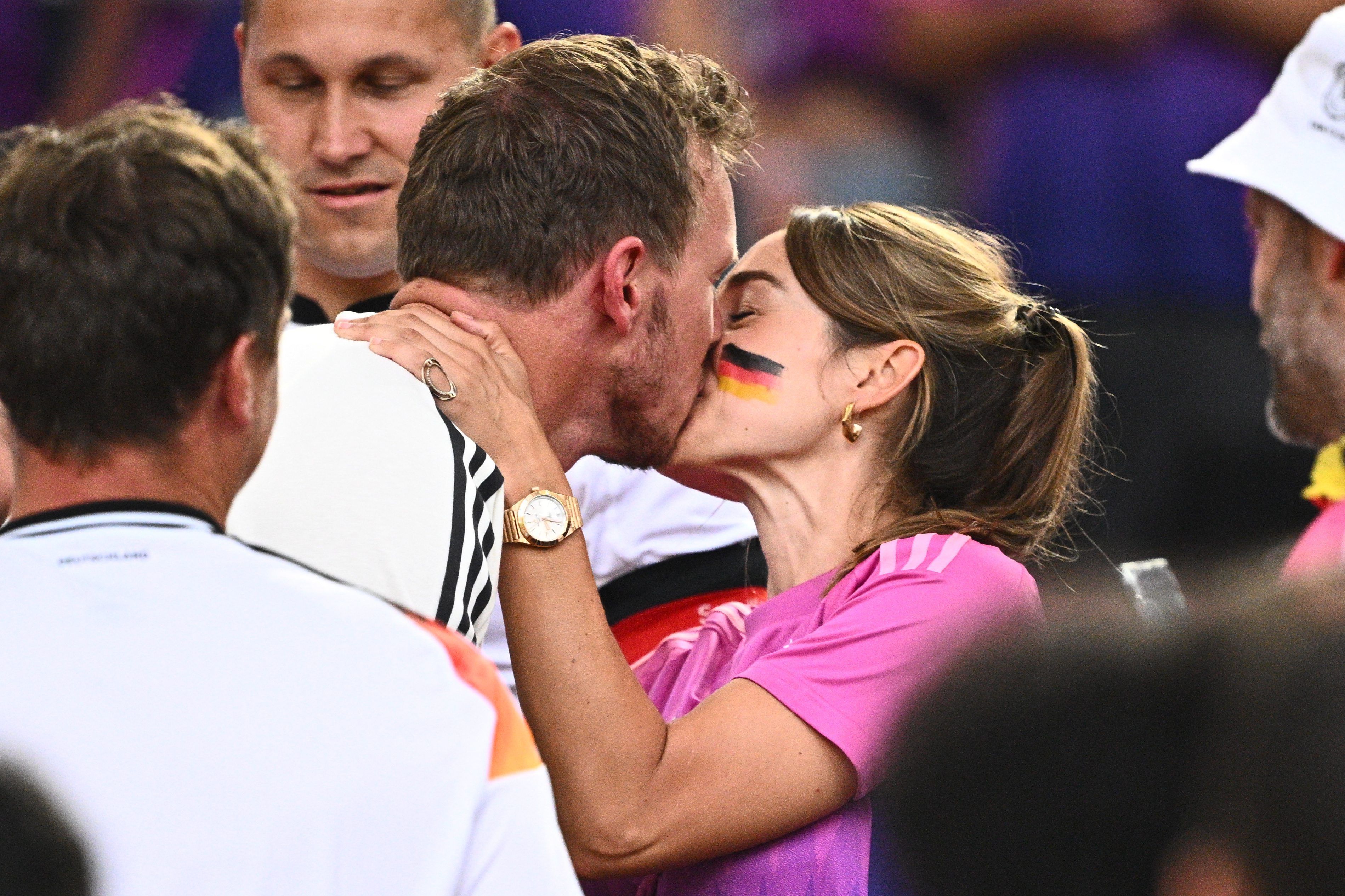 Bundestrainer Julian Nagelsmann küsst Lena Wurzenberger.