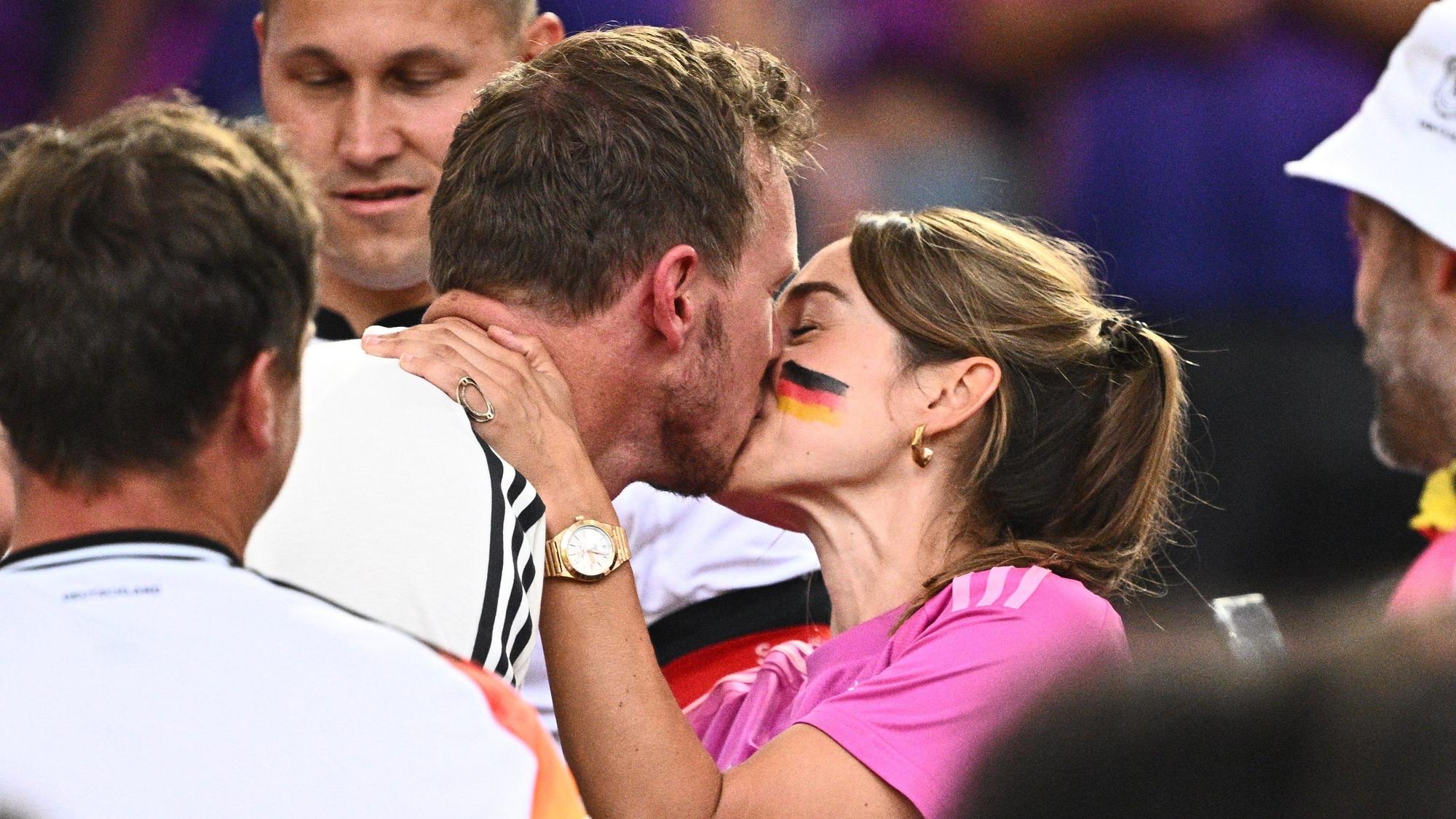 Bundestrainer Julian Nagelsmann küsst Lena Wurzenberger.