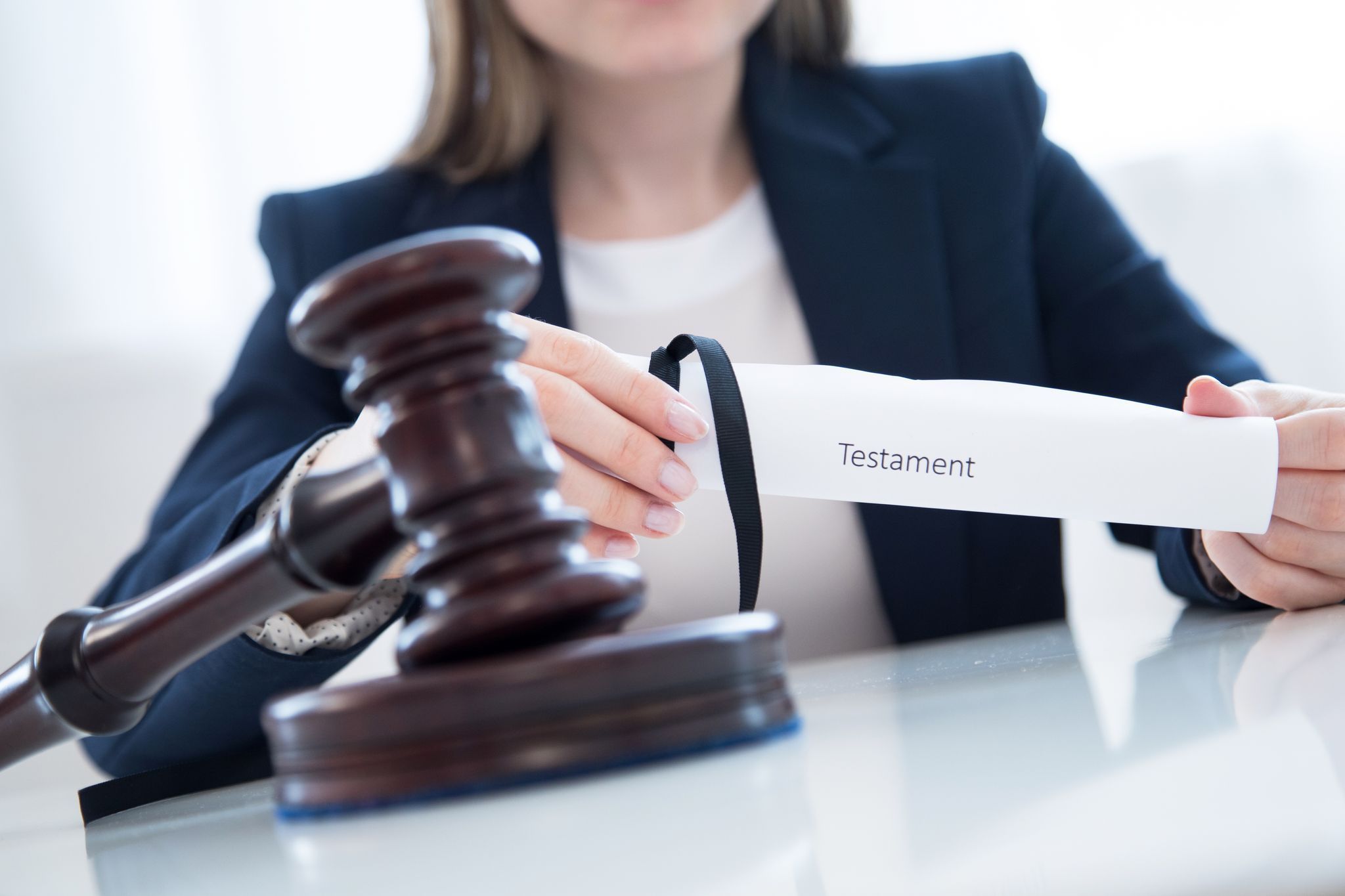 Eine Frau hält ein Testament in den Händen