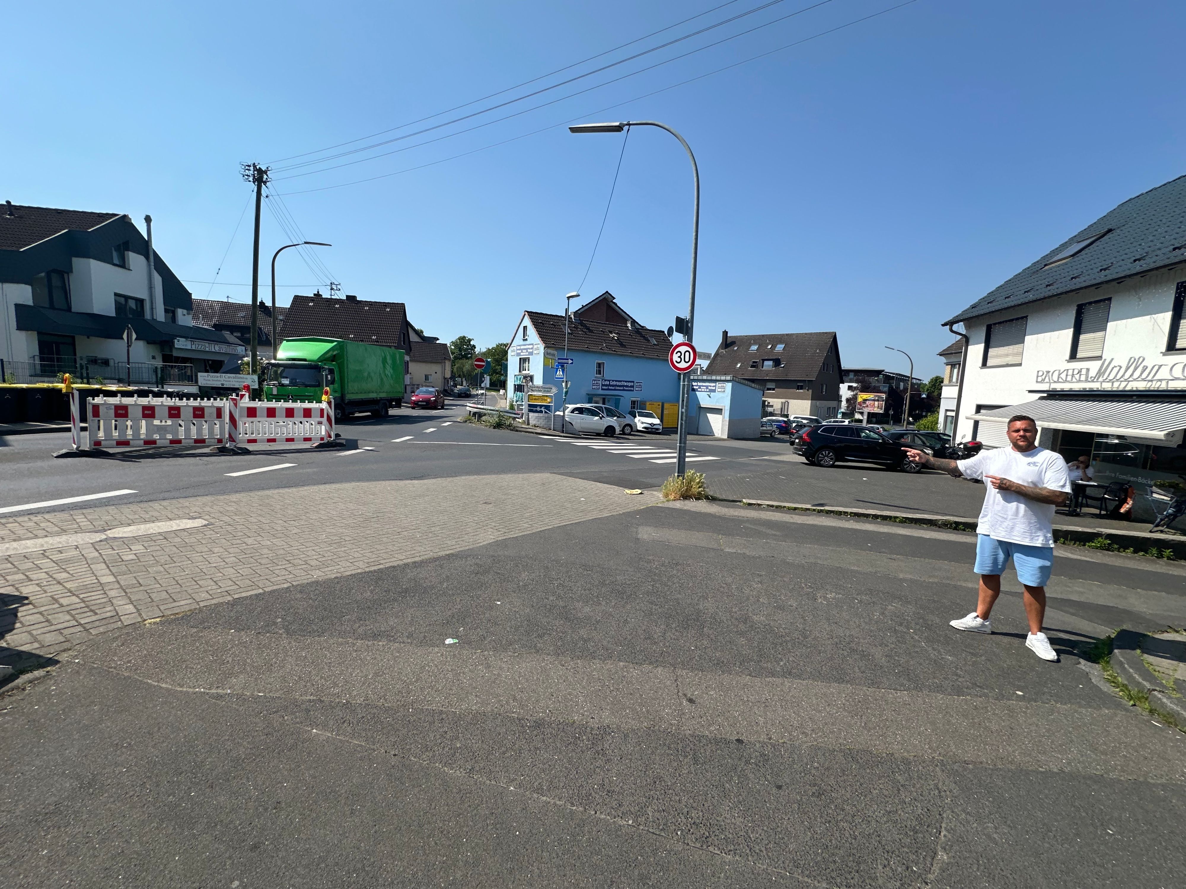 Bäckermeister Jan Müller gehört zu den Kritikern des Verkehrsversuchs in Niederkassel-Ranzel. Er beklagt Umsatzverluste durch ausbleibende Kunden.