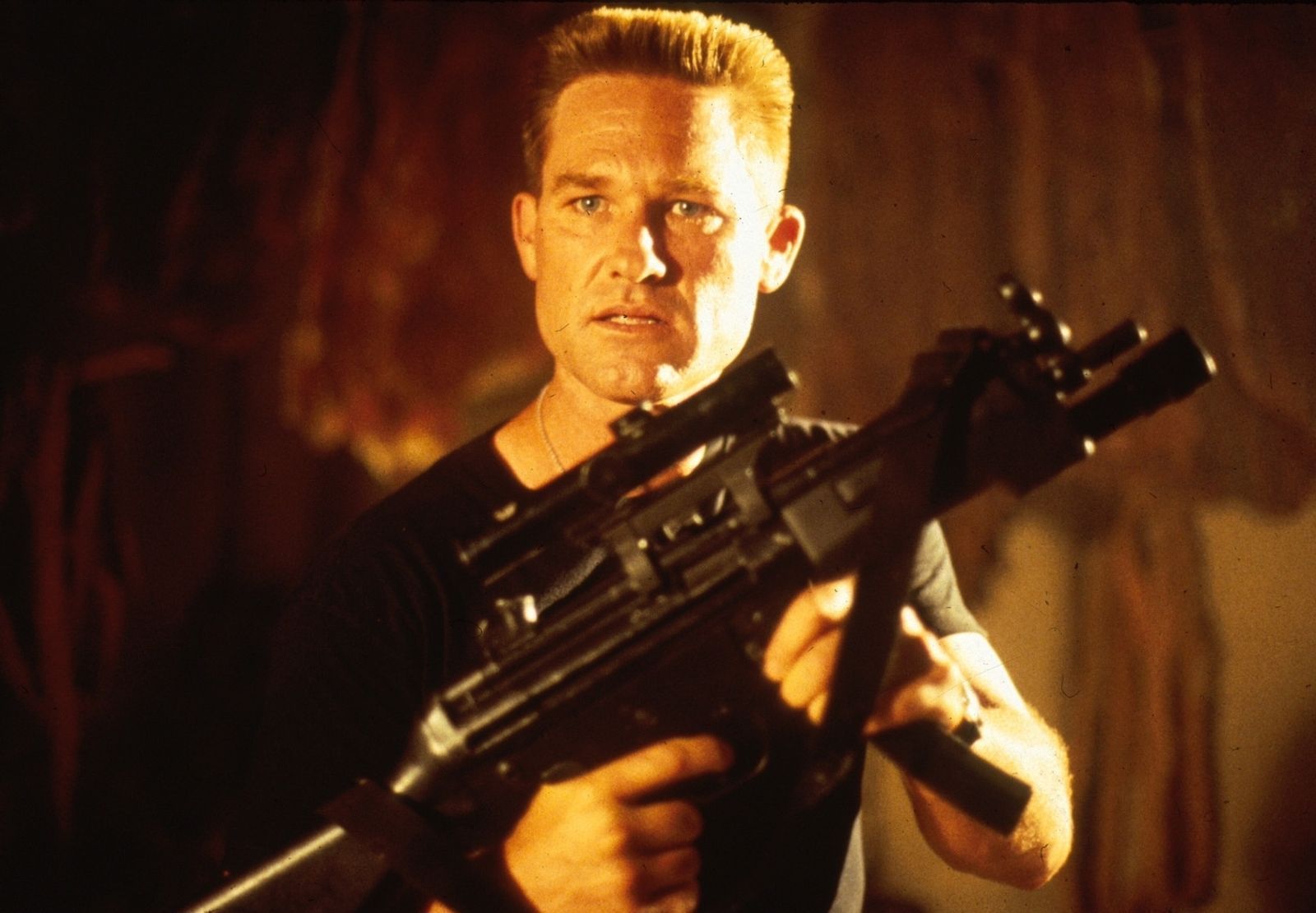 Colonel Jack O'Neil (Kurt Russell) und einige Soldaten wagen sich an das wieder aktivierte Tor. (Bild: 1994 Metro-Goldwyn-Mayer Studios Inc. All Rights Reserved.)