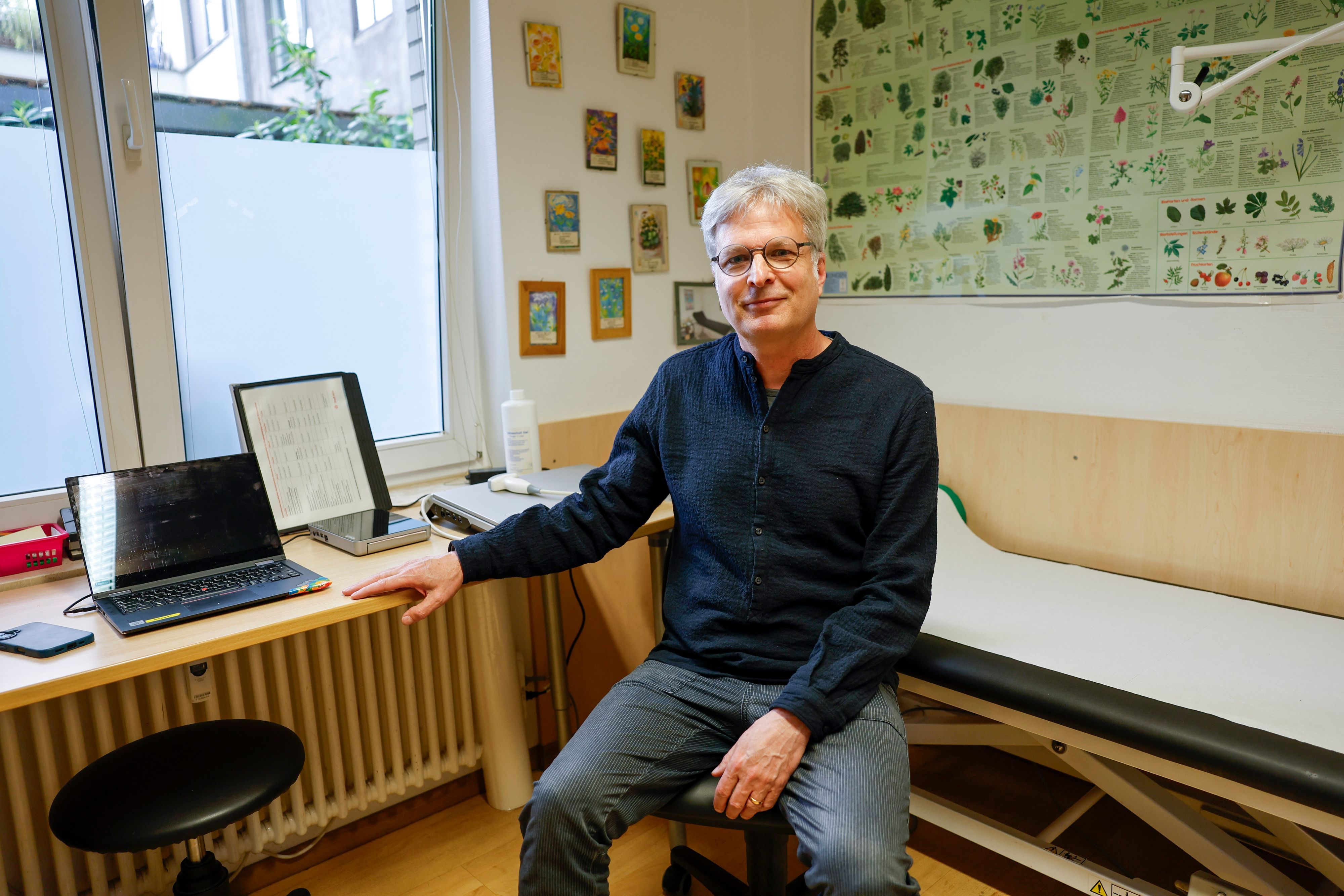 Hauke Bertling, Stadtarzt und Leiter des Mobilen Medizinischen Dienstes der Stadt Köln, in einem Ambulanzzimmer im Café Victoria.