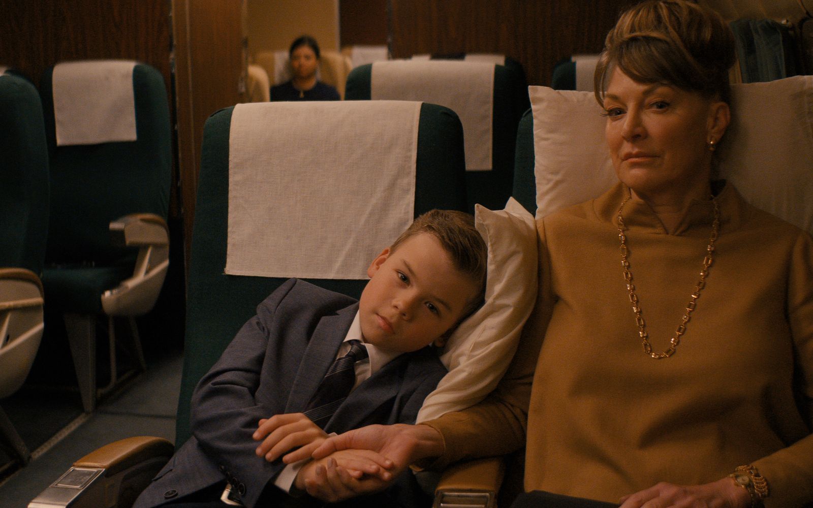 Als man im Flugzeug noch rauchte und einen Martini trank: Jeff (Clark Shotwell) und seine Mutter (Kelly Eviston-Quinnett) freuen sich auf den Luxus an Bord.  (Bild: Apple TV)