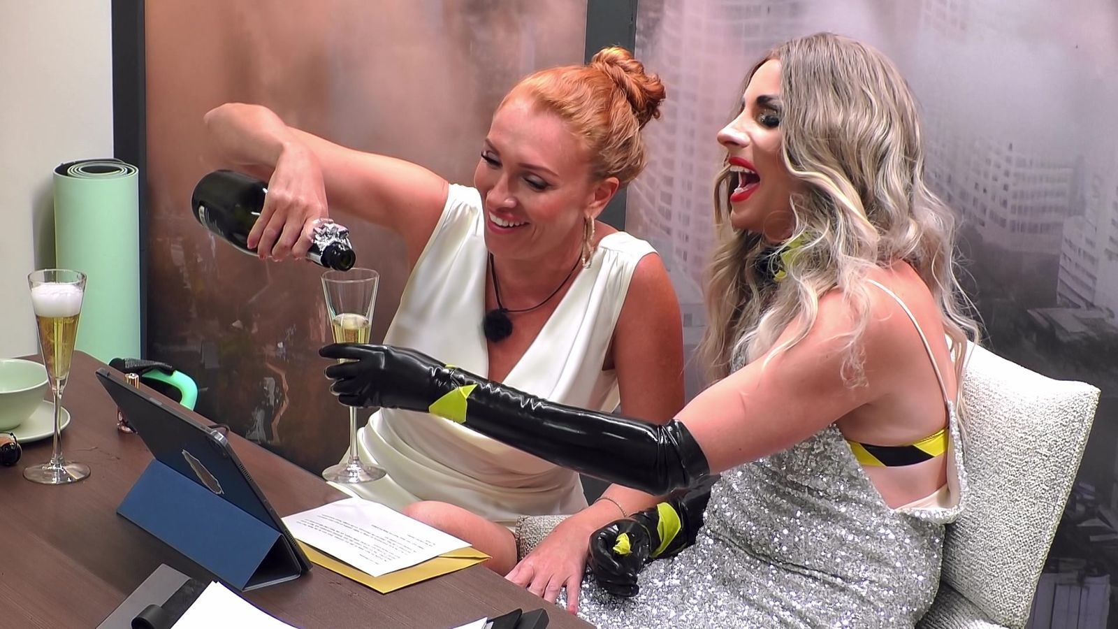 Ein Prosit auf den Rauswurf? Bei „Kampf der RealityAllstars“ (RTLZWEI) machen Georgina Fleuer und Gino Bormann das Beste aus der Krux: Eine(r) von beiden wird die Sala verlassen müssen.  (Bild: RTLZWEI)