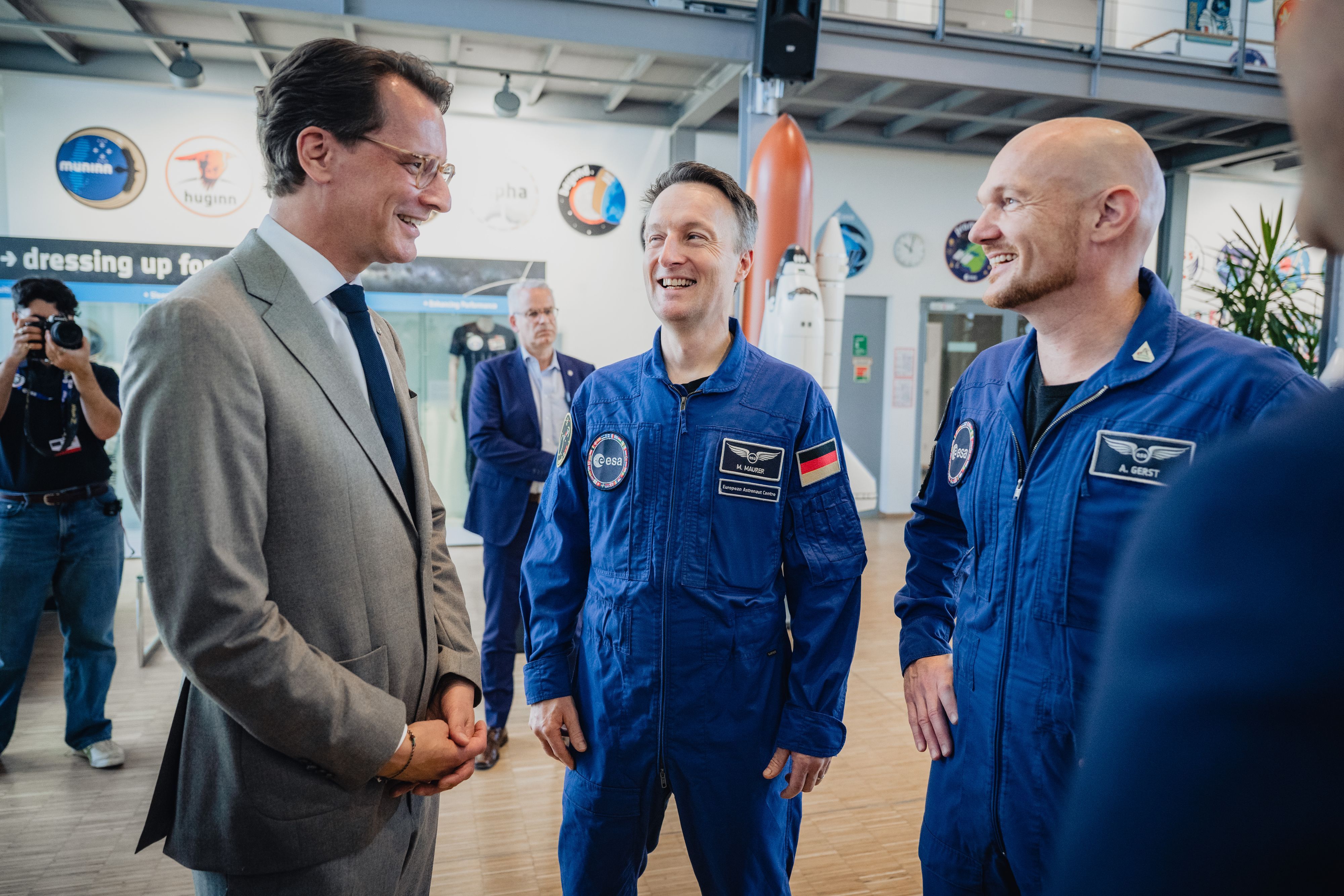 Beim Industrietag Raumfahrt im DLR in Köln waren unter anderem Ministerpräsident Hendrik Wüst und die Astronauten Matthias Maurer und Alexander Gerst zu Gast.