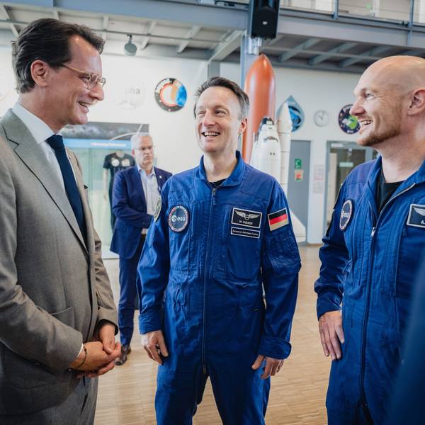 Beim Industrietag Raumfahrt im DLR in Köln waren unter anderem Ministerpräsident Hendrik Wüst und die Astronauten Matthias Maurer und Alexander Gerst zu Gast.