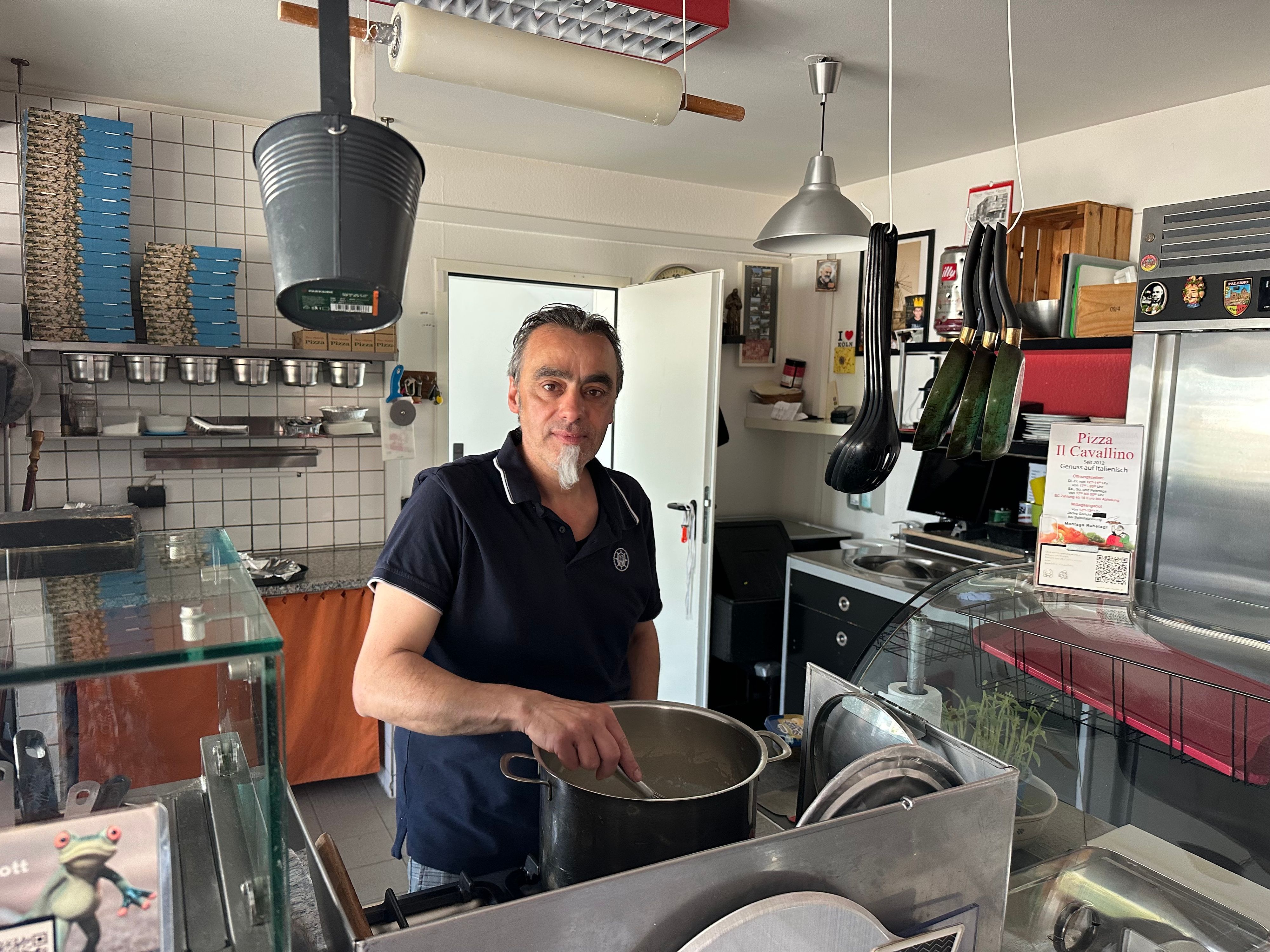 Verkehrsversuch in Niederkassel: Nunzio Mallia ist der Umsatz an seiner Pizzeria um 40 Prozent eingebrochen. „Mittags kommen so gut wie keine Gäste mehr.“