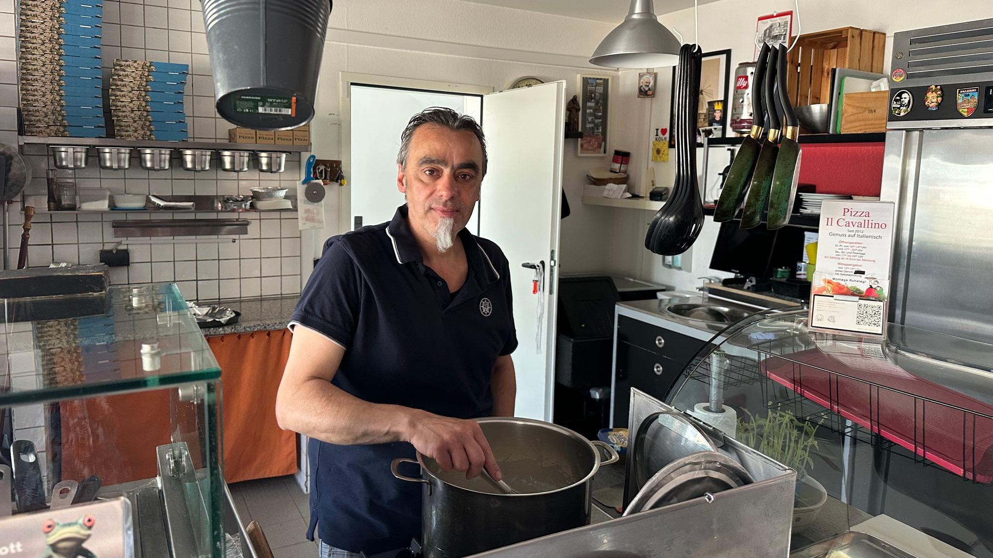 Verkehrsversuch in Niederkassel: Nunzio Mallia ist der Umsatz an seiner Pizzeria um 40 Prozent eingebrochen. „Mittags kommen so gut wie keine Gäste mehr.“
