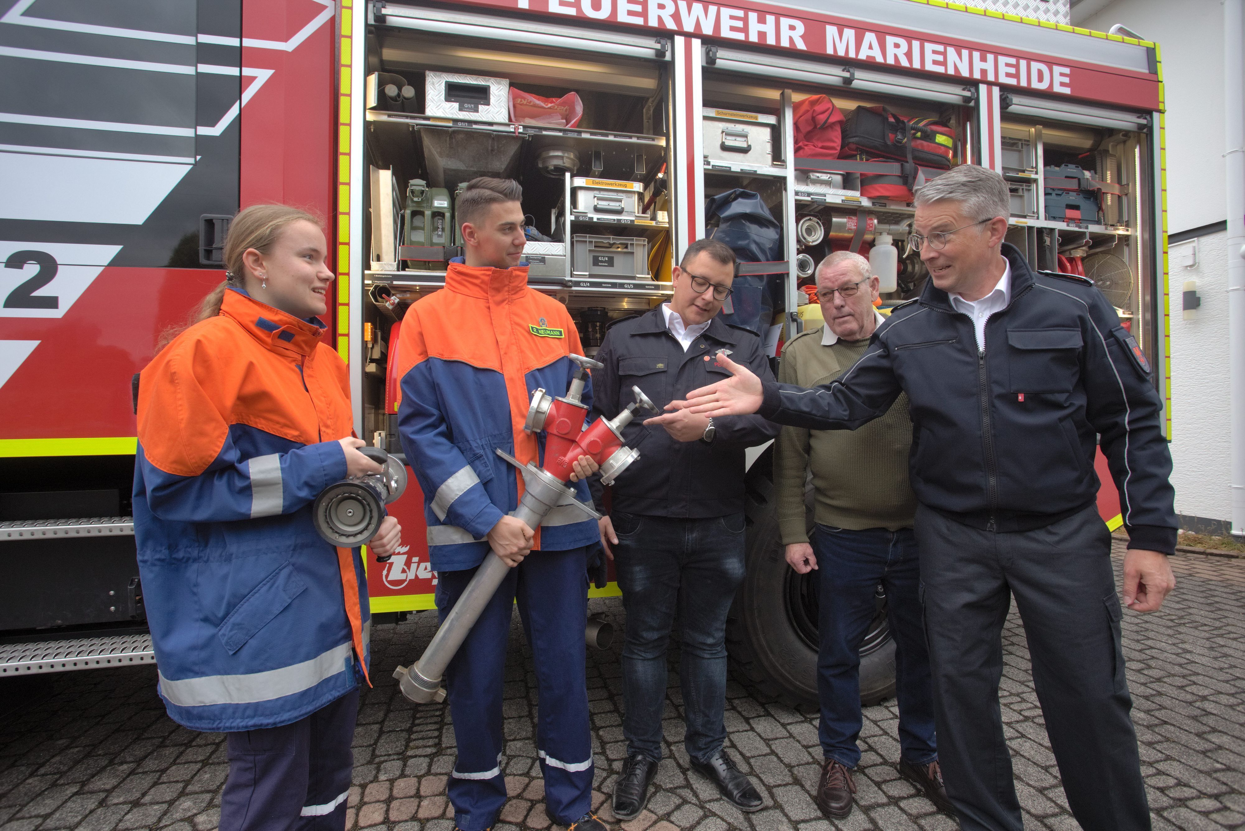 Treffen der Generationen : (v.l.) Charlotte Ammann, Rouven Neumann, Sebastian Hennies, Reimund Pfälzer und Matthias Kohr .