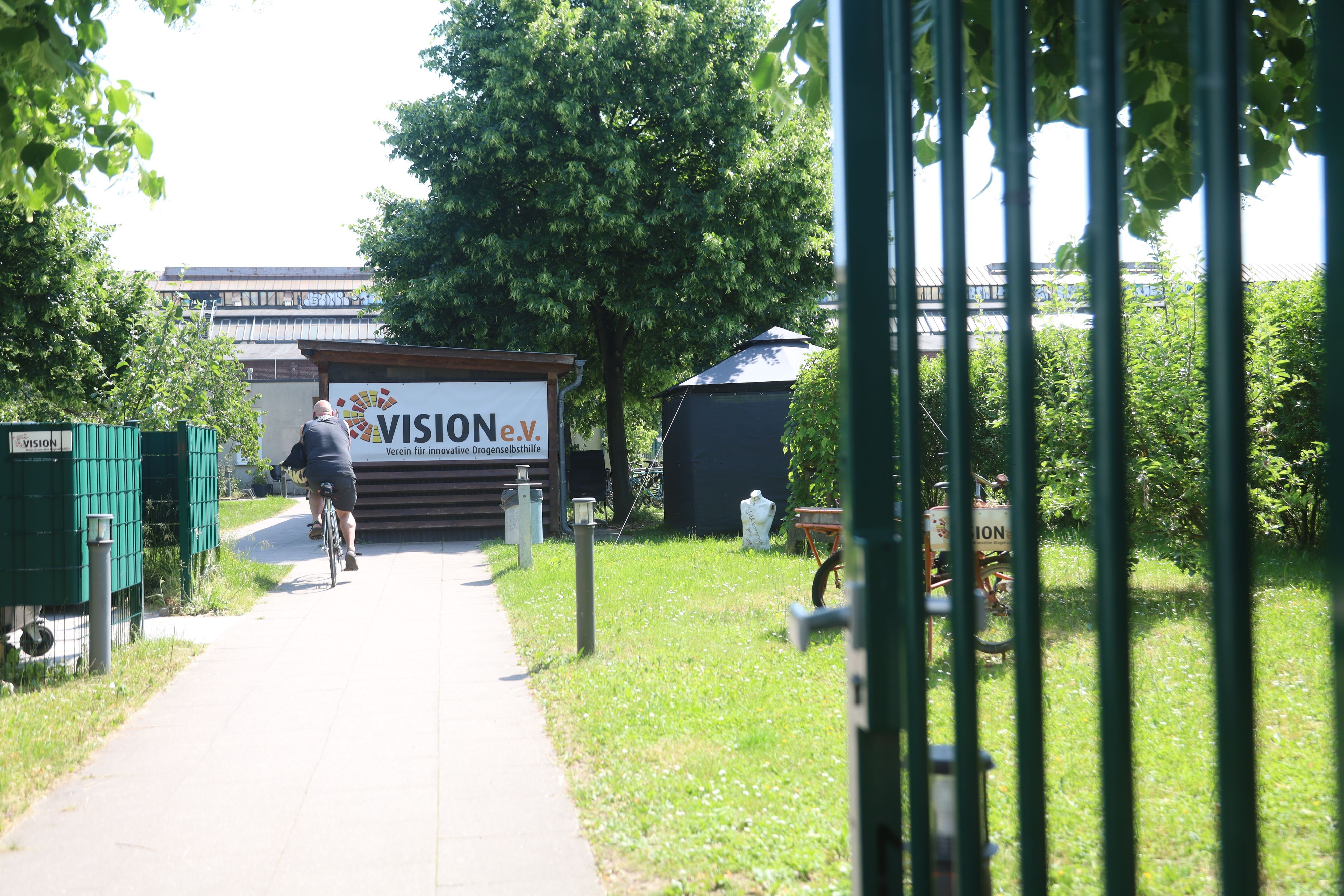 Auf dem Gelände des Vereins Vision an der Neuerburgstraße steht ein schwarzes Zelt.