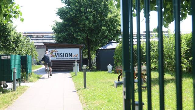 Auf dem Gelände des Vereins Vision an der Neuerburgstraße steht ein schwarzes Zelt.