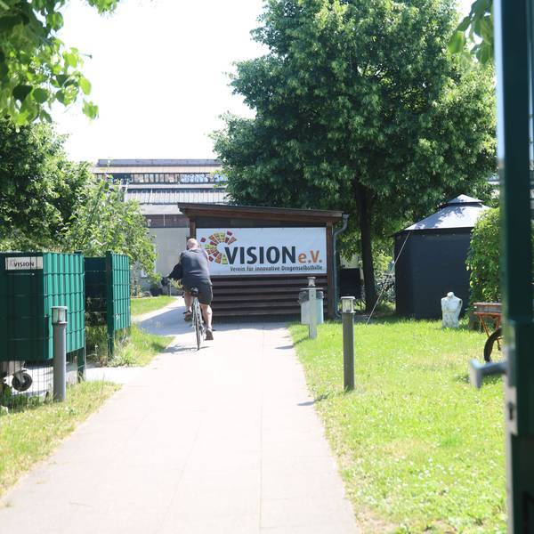 Beim Verein für innovative Drogenselbsthilfe in Kalk gibt es ein Zelt, in dem suchtkranke Menschen möglicherweise Drogen austauschen können. Das Projekt ist umstritten.