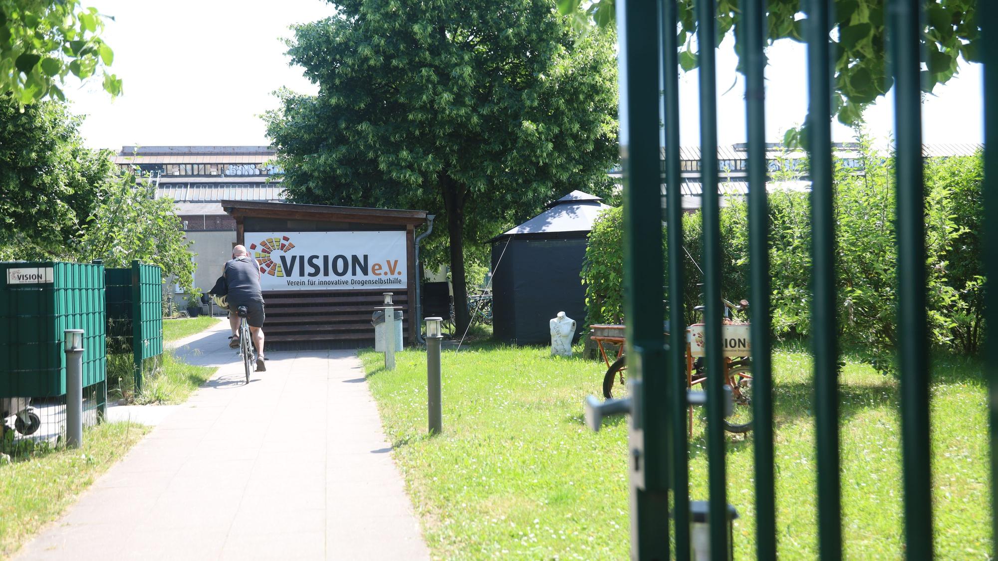 Auf dem Gelände des Vereins Vision an der Neuerburgstraße steht ein schwarzes Zelt.