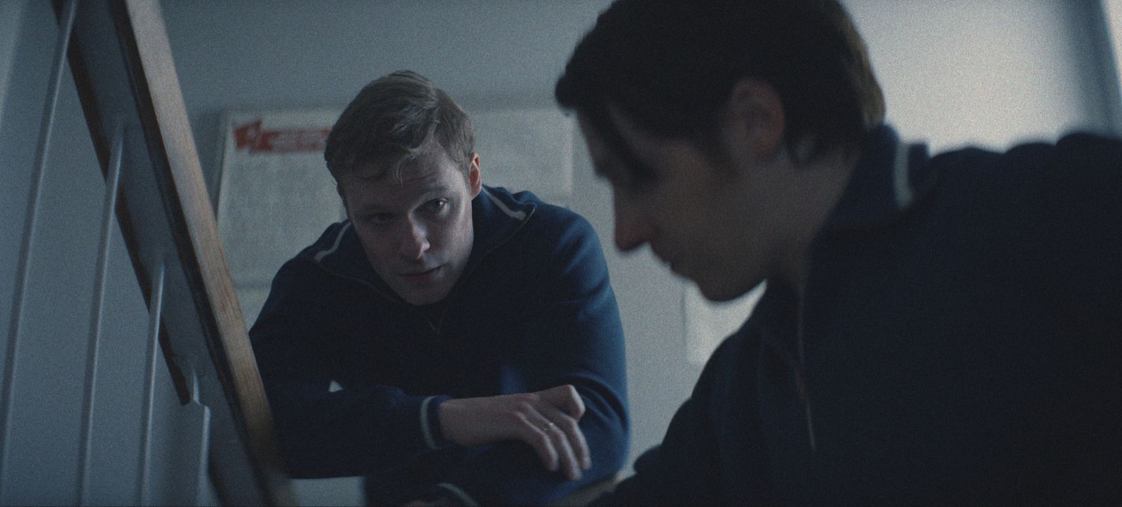 Der talentierte, aber impulsive Kosmonaut Sascha Polivanov (Solly McLeod, links) hat eine ganz besondere Beziehung zu seinem erfahrenen Kollegen Valya Markelov (Adam Nagaitis). (Bild: © Apple TV)