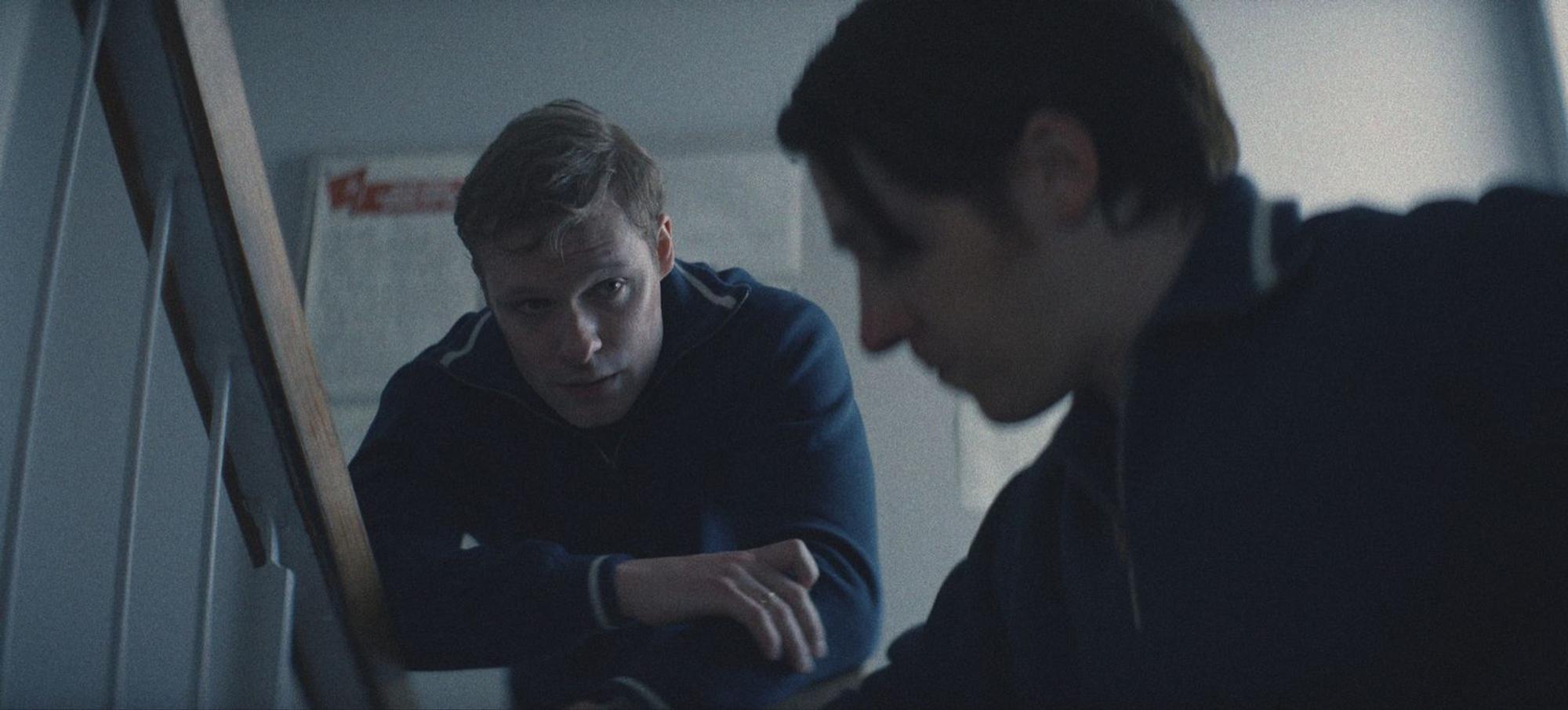 Der talentierte, aber impulsive Kosmonaut Sascha Polivanov (Solly McLeod, links) hat eine ganz besondere Beziehung zu seinem erfahrenen Kollegen Valya Markelov (Adam Nagaitis). (Bild: © Apple TV)