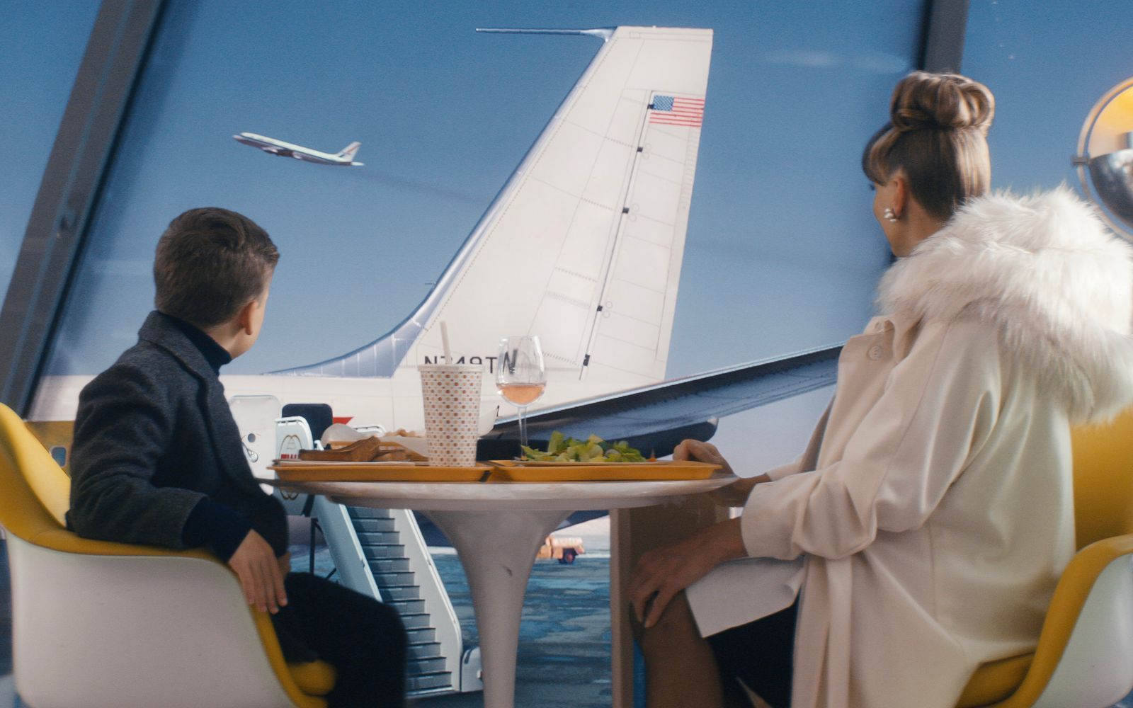Jeff (Clark Shotwell) und seine Mutter (Kelly Eviston-Quinnett) warten in einem Terminal auf ihren Anschlussflug. (Bild: Apple TV)