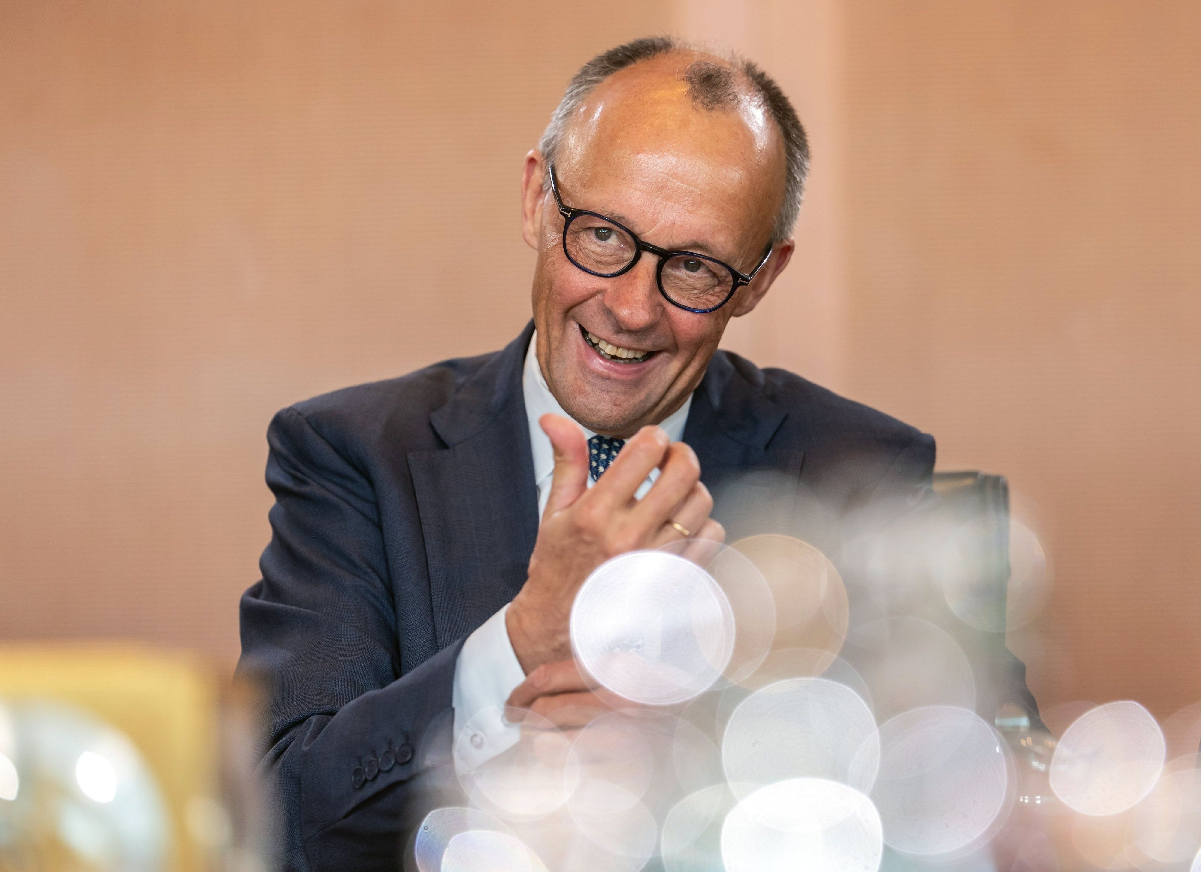 27.05.2026, Berlin: Bundeskanzler Friedrich Merz (CDU) vor Beginn der Sitzung des Bundeskabinetts im Kanzleramt. - recrop Foto: Michael Kappeler/dpa +++ dpa-Bildfunk +++