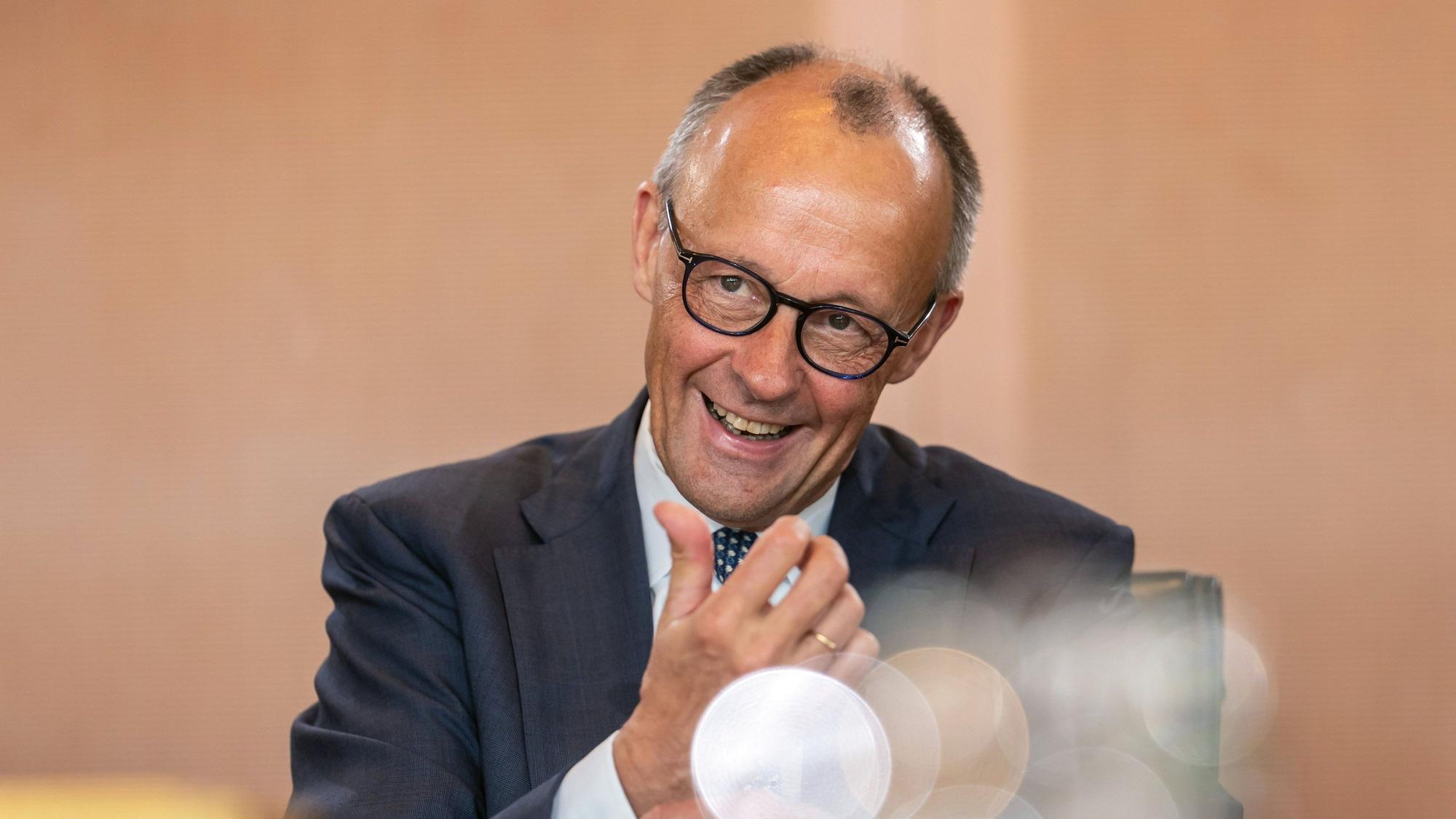 27.05.2026, Berlin: Bundeskanzler Friedrich Merz (CDU) vor Beginn der Sitzung des Bundeskabinetts im Kanzleramt. - recrop Foto: Michael Kappeler/dpa +++ dpa-Bildfunk +++