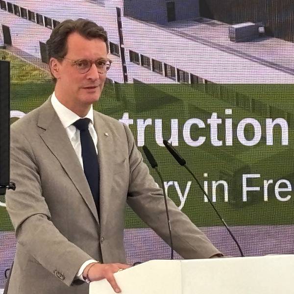 Auf dem Bild ist der NRW-Ministerpräsident Hendrik Wüst zu sehen, der in Frechen eine Rede hält.