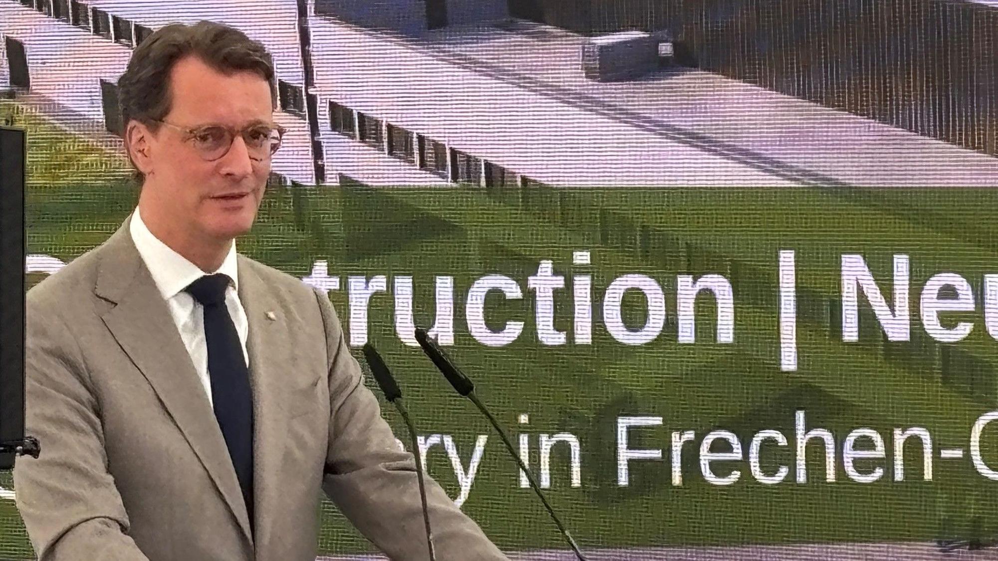 Auf dem Bild ist der NRW-Ministerpräsident Hendrik Wüst zu sehen, der in Frechen eine Rede hält.