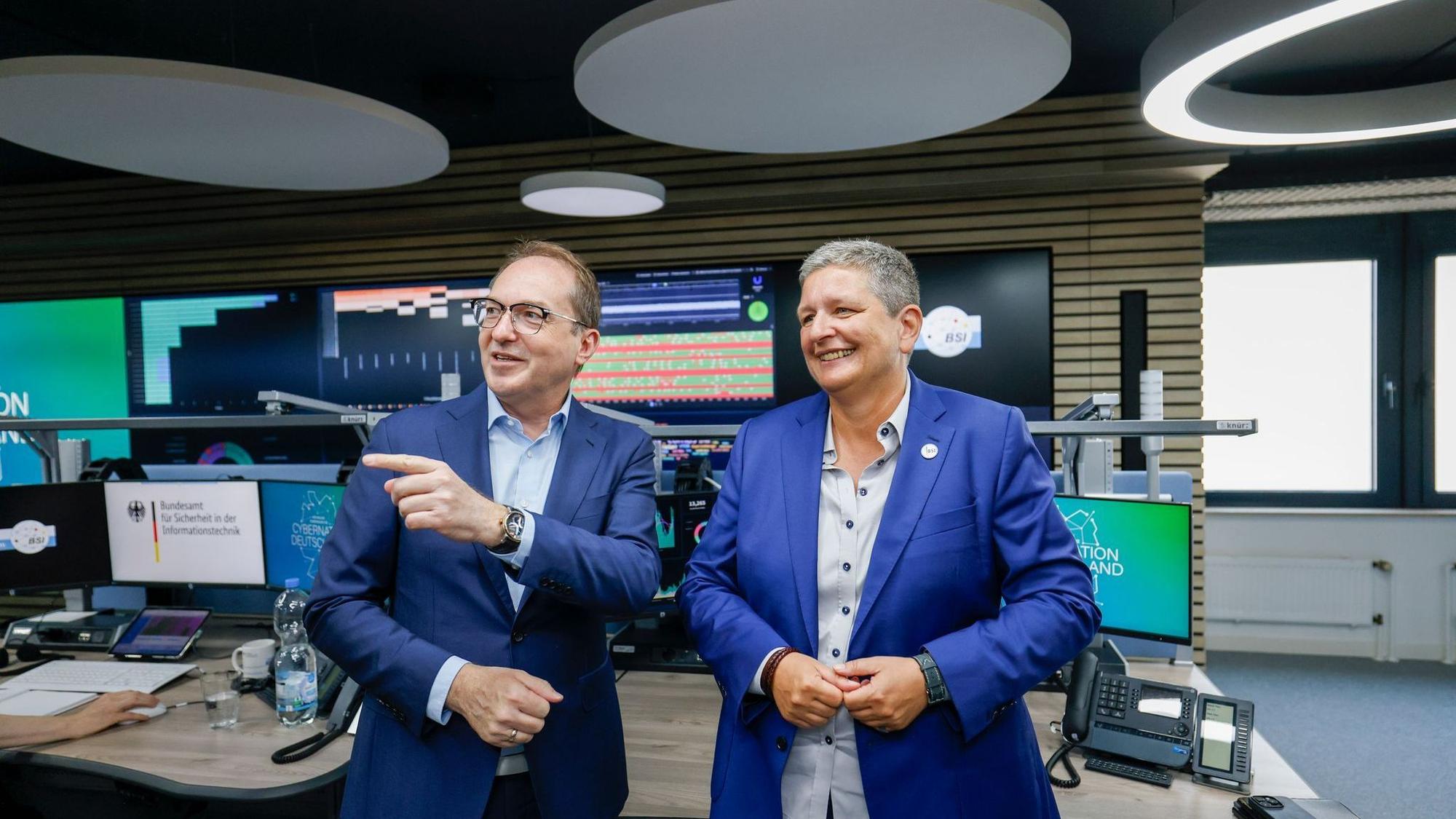 Bundesinnenminister Dobrindt besucht das IT-Lagezentrum des BSI