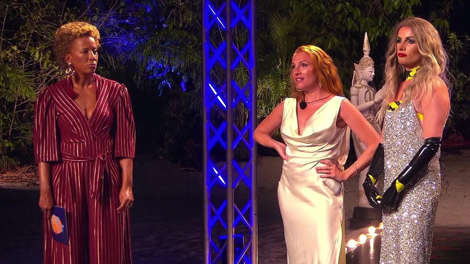 Am Ende der Zeremonie hatte Georgina Fleur (Mitte) sechs Münzen, der zu „Madame Charlet“ gewandelte Gino (rechts) sieben. Aber Arabella Kiesbauer (links) verkündete einen Plottwist. (Bild: RTLZWEI)