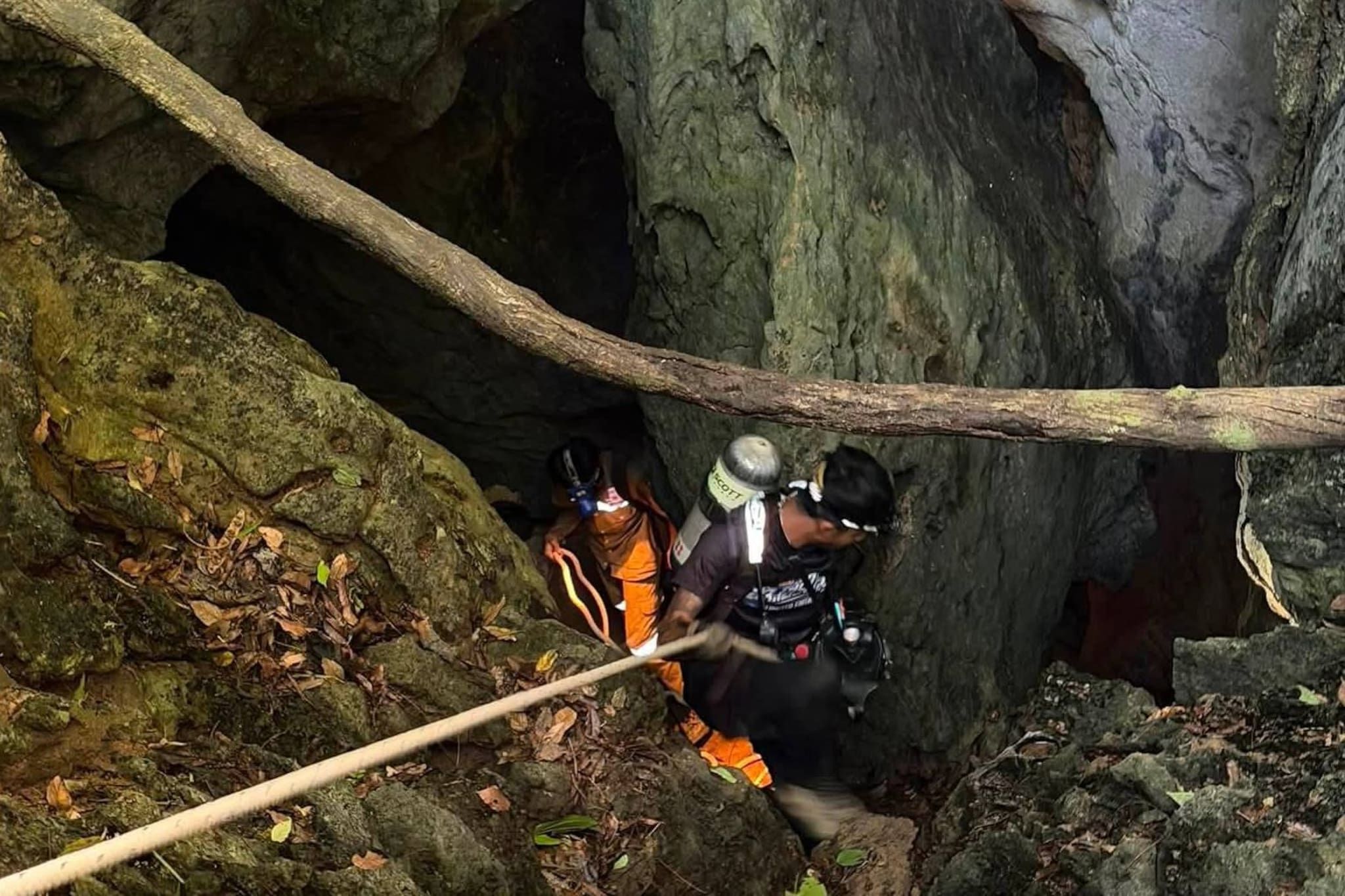 Auf diesem von  veröffentlichten Bild versuchen Retter, Menschen zu erreichen, die in einer Höhle in der Provinz Xaisomboun eingeschlossen sind. Jetzt wurden fünf der Eingeschlossenen lebend geborgen. (zu : «Höhlendrama in Laos: Fünf Vermisste lebend geborgen»).