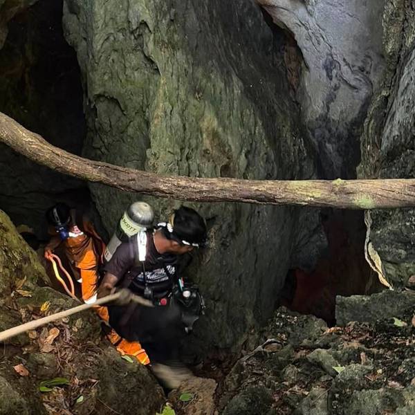 Auf diesem von veröffentlichten Bild versuchen Retter, Menschen zu erreichen, die in einer Höhle in der Provinz Xaisomboun eingeschlossen sind. Jetzt wurden fünf der Eingeschlossenen lebend geborgen. (zu : «Höhlendrama in Laos: Fünf Vermisste lebend geborgen»).