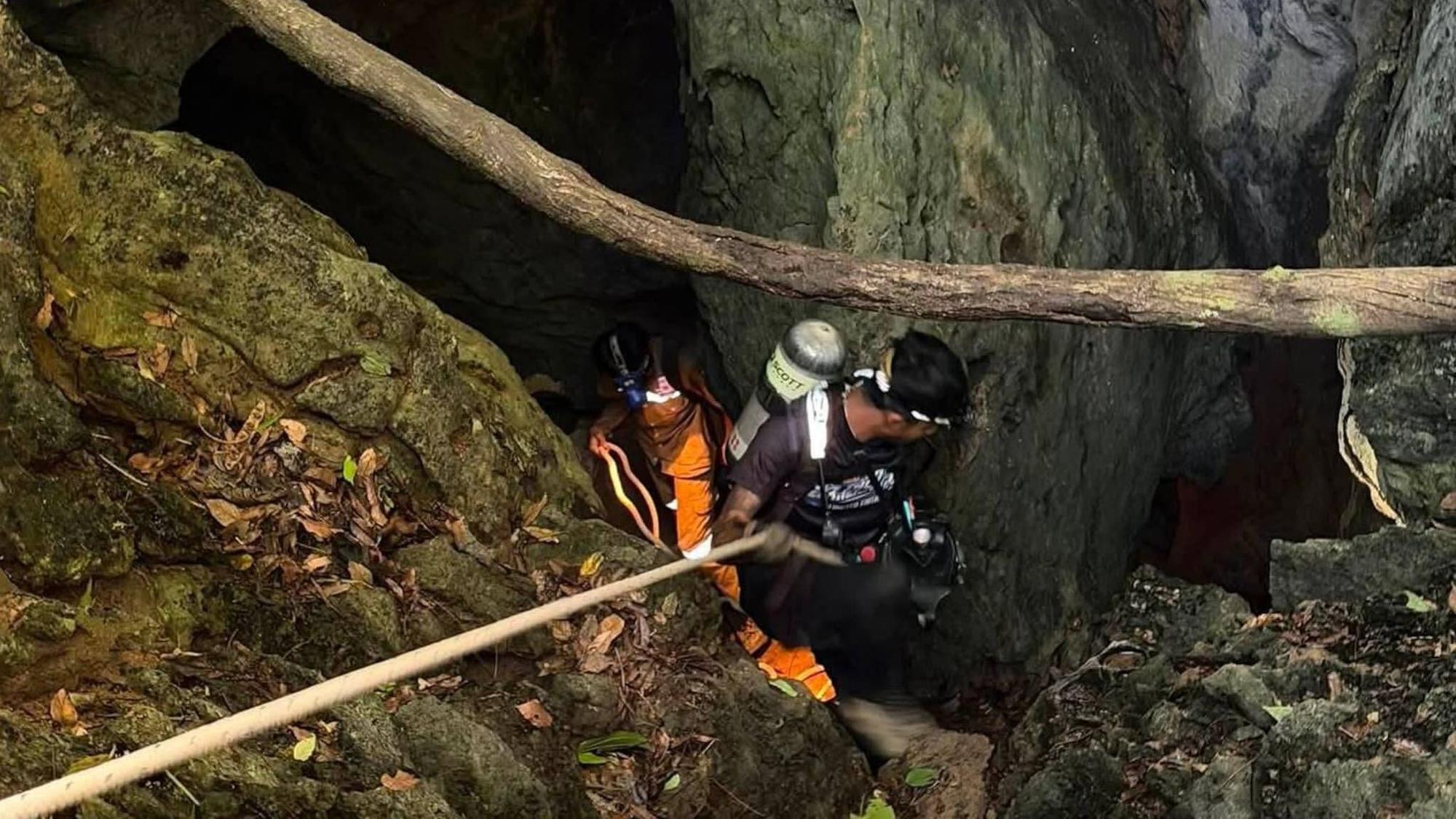 Auf diesem von veröffentlichten Bild versuchen Retter, Menschen zu erreichen, die in einer Höhle in der Provinz Xaisomboun eingeschlossen sind. Jetzt wurden fünf der Eingeschlossenen lebend geborgen. (zu : «Höhlendrama in Laos: Fünf Vermisste lebend geborgen»).