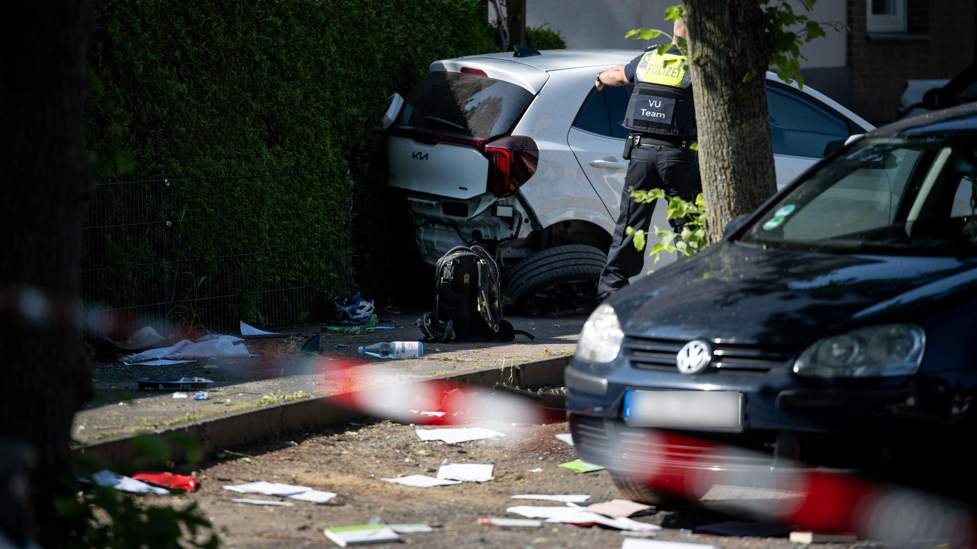 Der Wagen der Frau kollidierte nach dem Zusammenstoß mit den Kindern noch mit drei geparkten Pkw, bevor er schließlich zum Stehen kam.