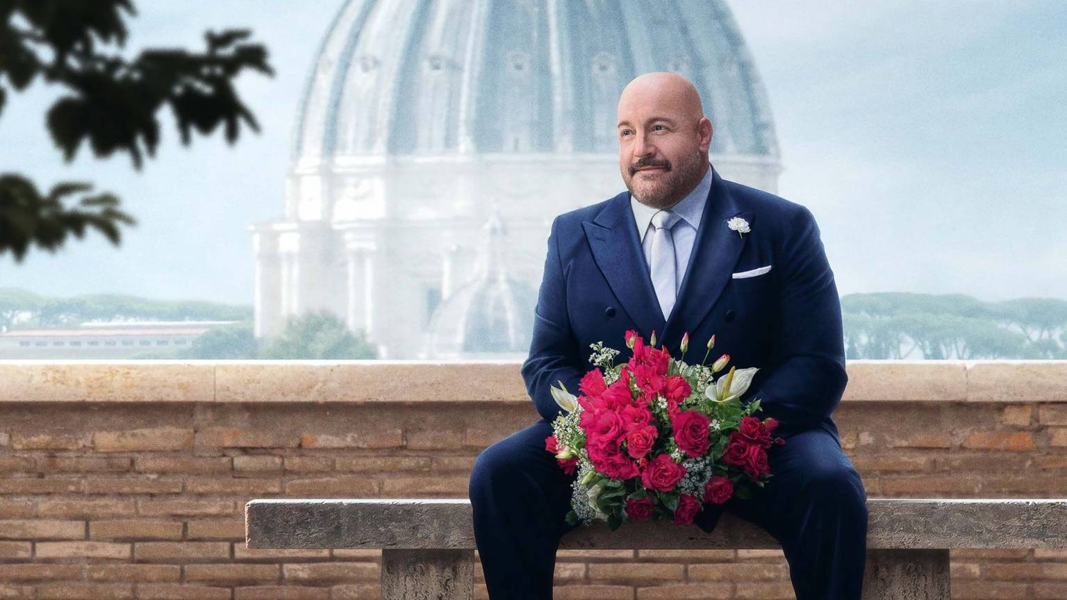 Kevin James begibt sich in „Solo Mio“ (Bild: Ausschnitt Kinoplakat) auf eine Ein-Mann-Hochzeitsreise, bleibt aber doch nicht lange alleine. (Bild: Constantin Film Distribution GmbH)