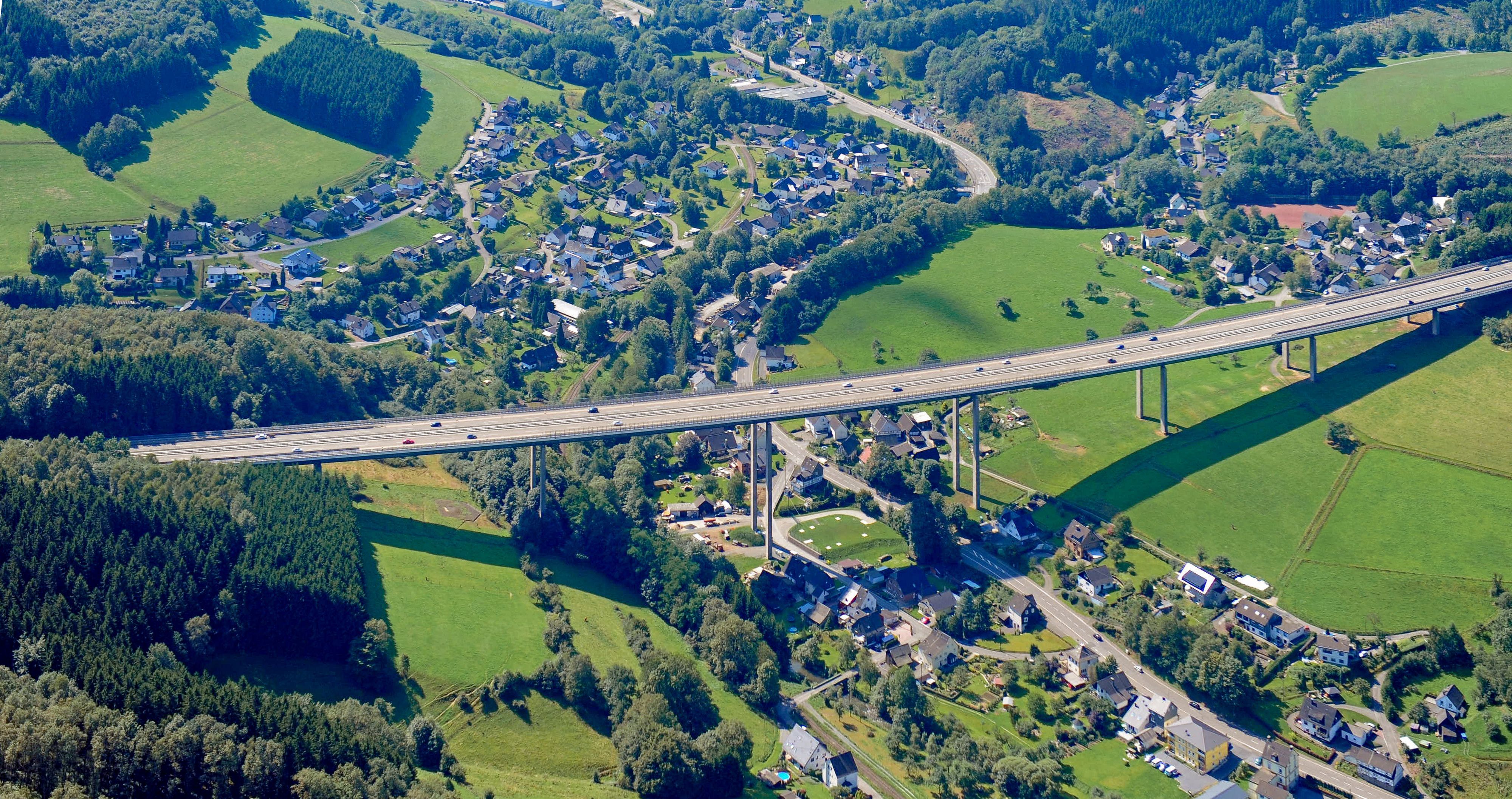 Ein Luftbild der Wiehltalbrücke über Weiershagen