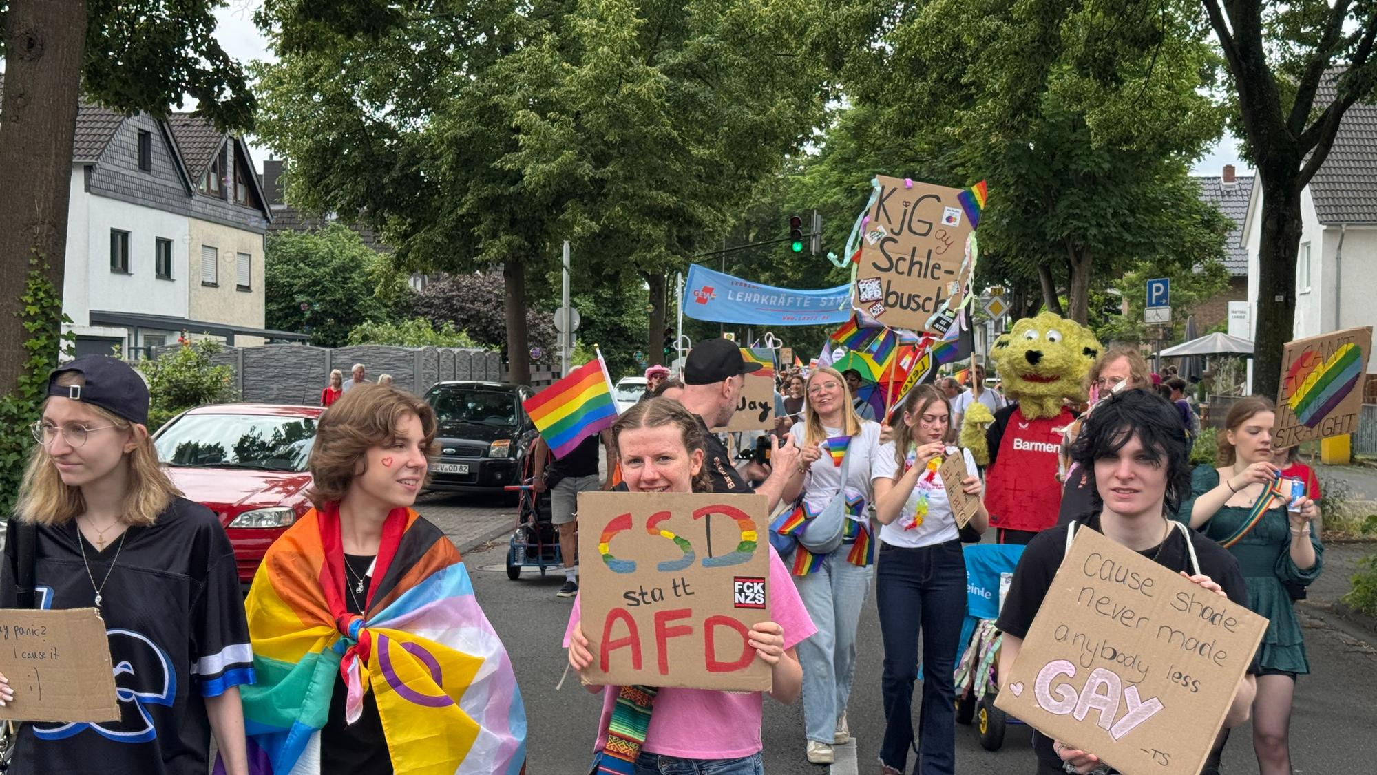 Jugendliche beim zweiten Christopher Street Day in Leverkusen