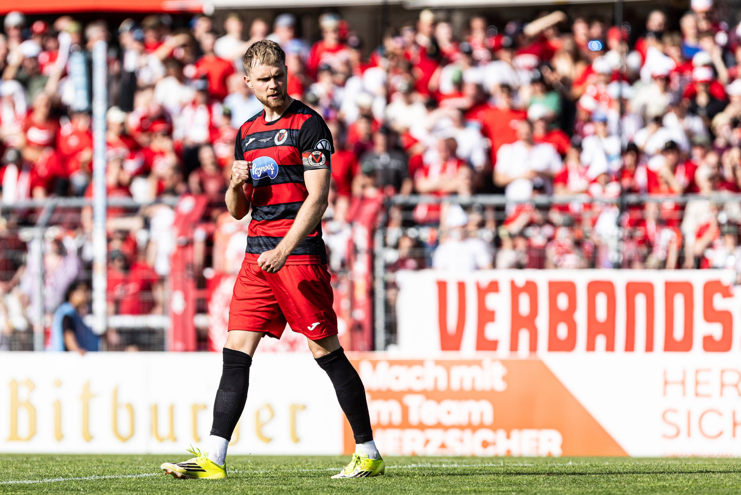 Finaltag der Amateure 2026: SC Fortuna Köln - FC Viktoria Köln Sportpark Höhenberg, Köln 23.05.2026 Lars Dietz FC Viktoria Köln, 2 bei Elfmeterschießen, Elfmeter. Spieler bejubelt Tor. Finaltag der Amateure 2026: SC Fortuna Köln - FC Viktoria Köln Sportpark Höhenberg, Köln 23.05.2026 *** Final day of the amateurs 2026 SC Fortuna Köln FC Viktoria Köln Sportpark Höhenberg, Cologne 23 05 2026 Lars Dietz FC Viktoria Köln, 2 in penalty shootout, penalty kick player celebrates goal Final day of the amateurs 2026 SC Fortuna Köln FC Viktoria Köln Sportpark Höhenberg, Cologne 23 05 2026 Copyright: xBEAUTIFULxSPORTS/Buriakovx