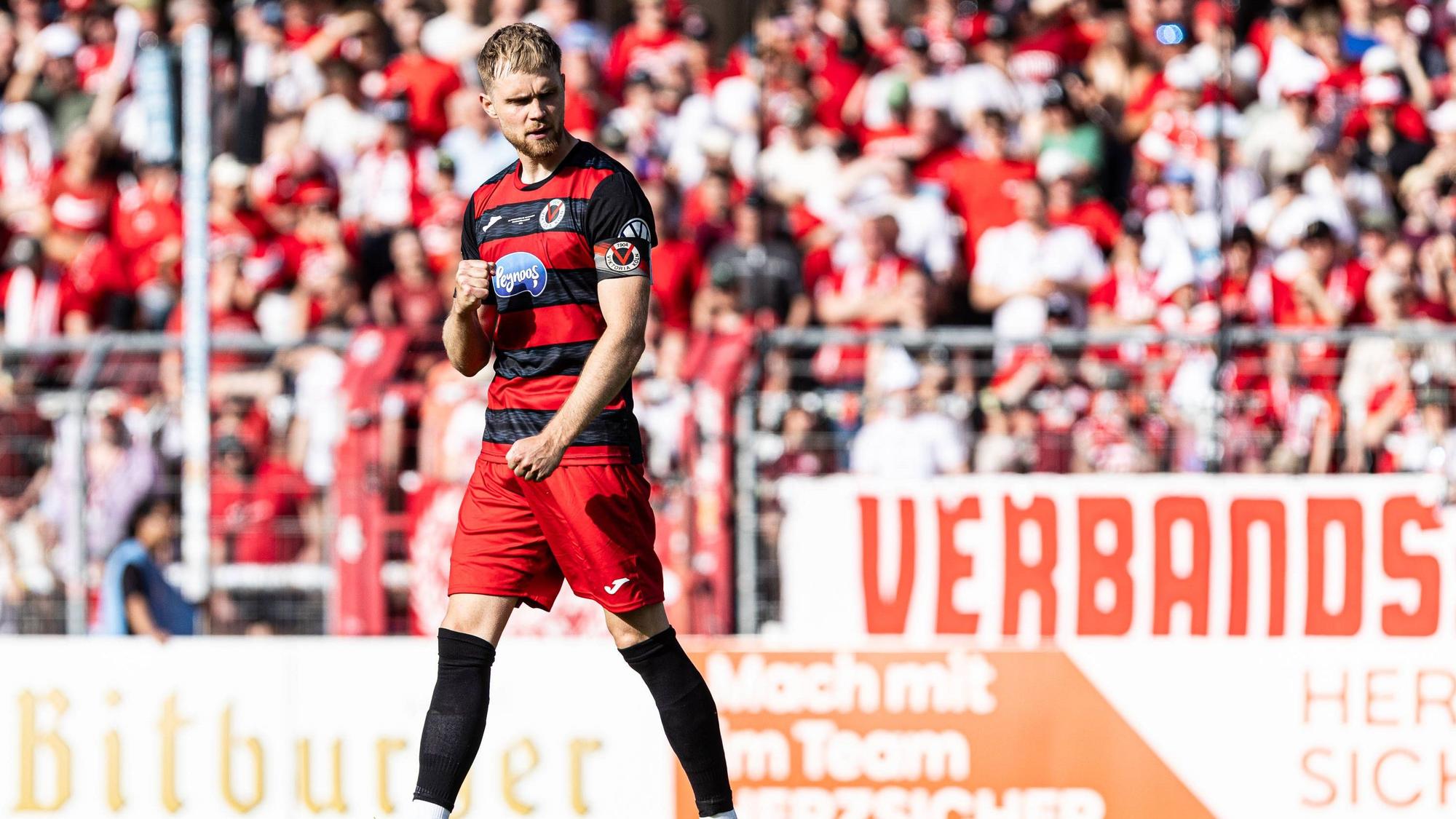 Finaltag der Amateure 2026: SC Fortuna Köln - FC Viktoria Köln Sportpark Höhenberg, Köln 23.05.2026 Lars Dietz FC Viktoria Köln, 2 bei Elfmeterschießen, Elfmeter. Spieler bejubelt Tor. Finaltag der Amateure 2026: SC Fortuna Köln - FC Viktoria Köln Sportpark Höhenberg, Köln 23.05.2026 *** Final day of the amateurs 2026 SC Fortuna Köln FC Viktoria Köln Sportpark Höhenberg, Cologne 23 05 2026 Lars Dietz FC Viktoria Köln, 2 in penalty shootout, penalty kick player celebrates goal Final day of the amateurs 2026 SC Fortuna Köln FC Viktoria Köln Sportpark Höhenberg, Cologne 23 05 2026 Copyright: xBEAUTIFULxSPORTS/Buriakovx