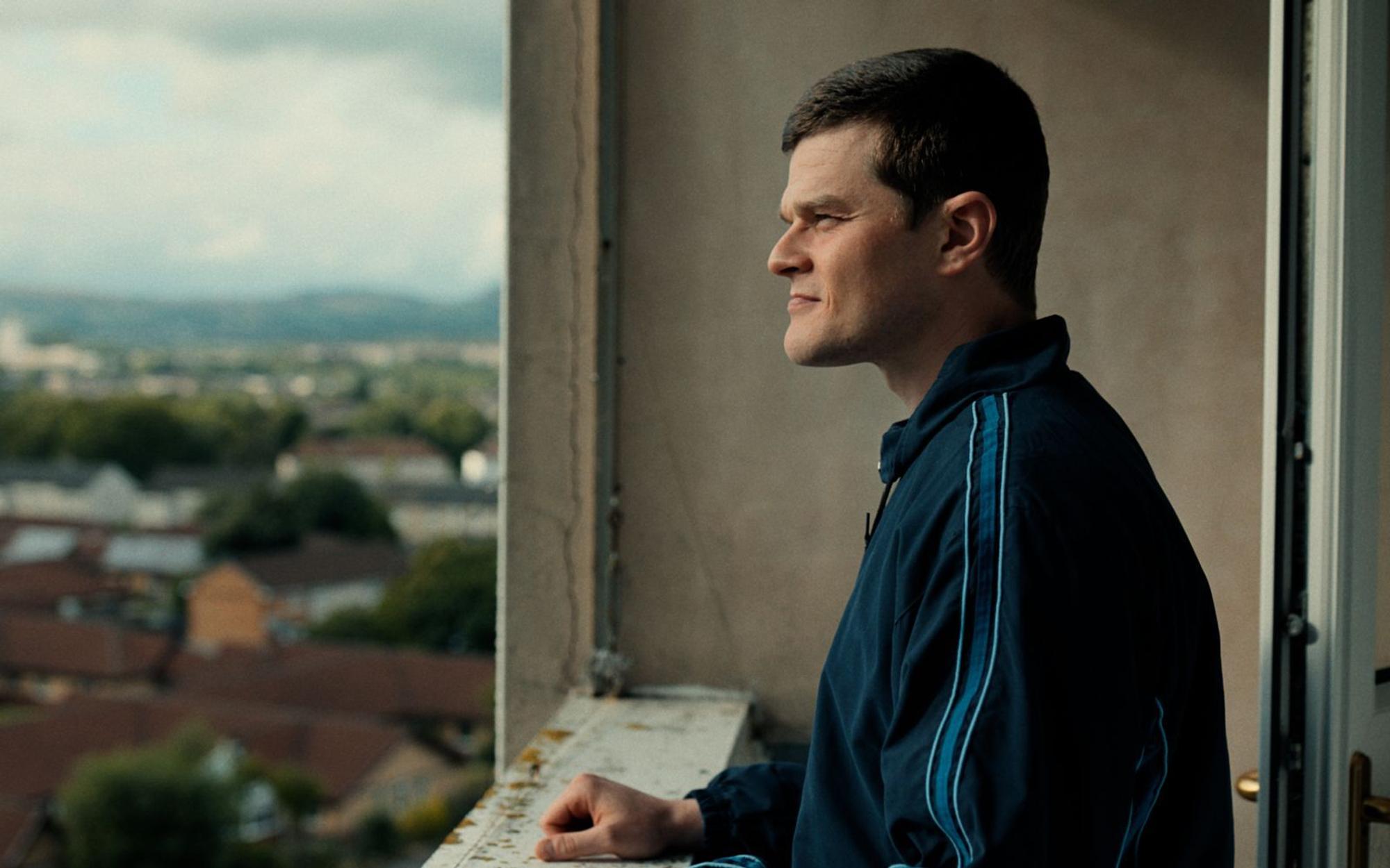 Robert Aramayo, der in „Verflucht normal“ den Tourette-Patienten John Davidson verkörpert, wurde bei den BAFTA-Awards als bester Hauptdarsteller ausgezeichnet. (Bild: Wild Bunch Germany)