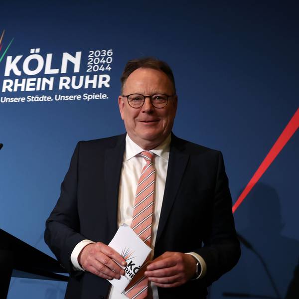 Kölns Oberbürgermeister Torsten Burmester vor dem Logo der Olympiabewerbung Köln-Rhein-Ruhr