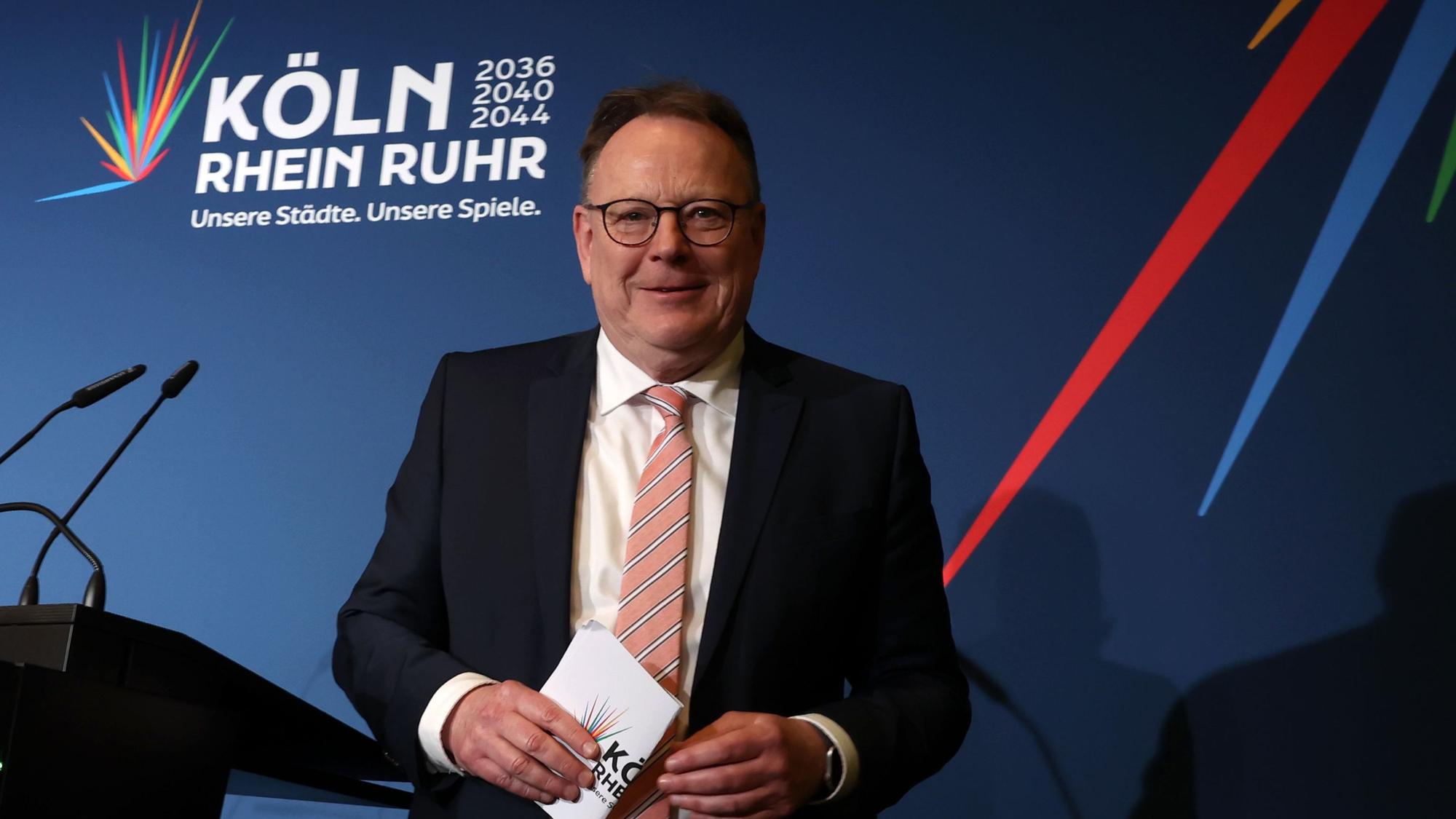 Kölns Oberbürgermeister Torsten Burmester vor dem Logo der Olympiabewerbung Köln-Rhein-Ruhr