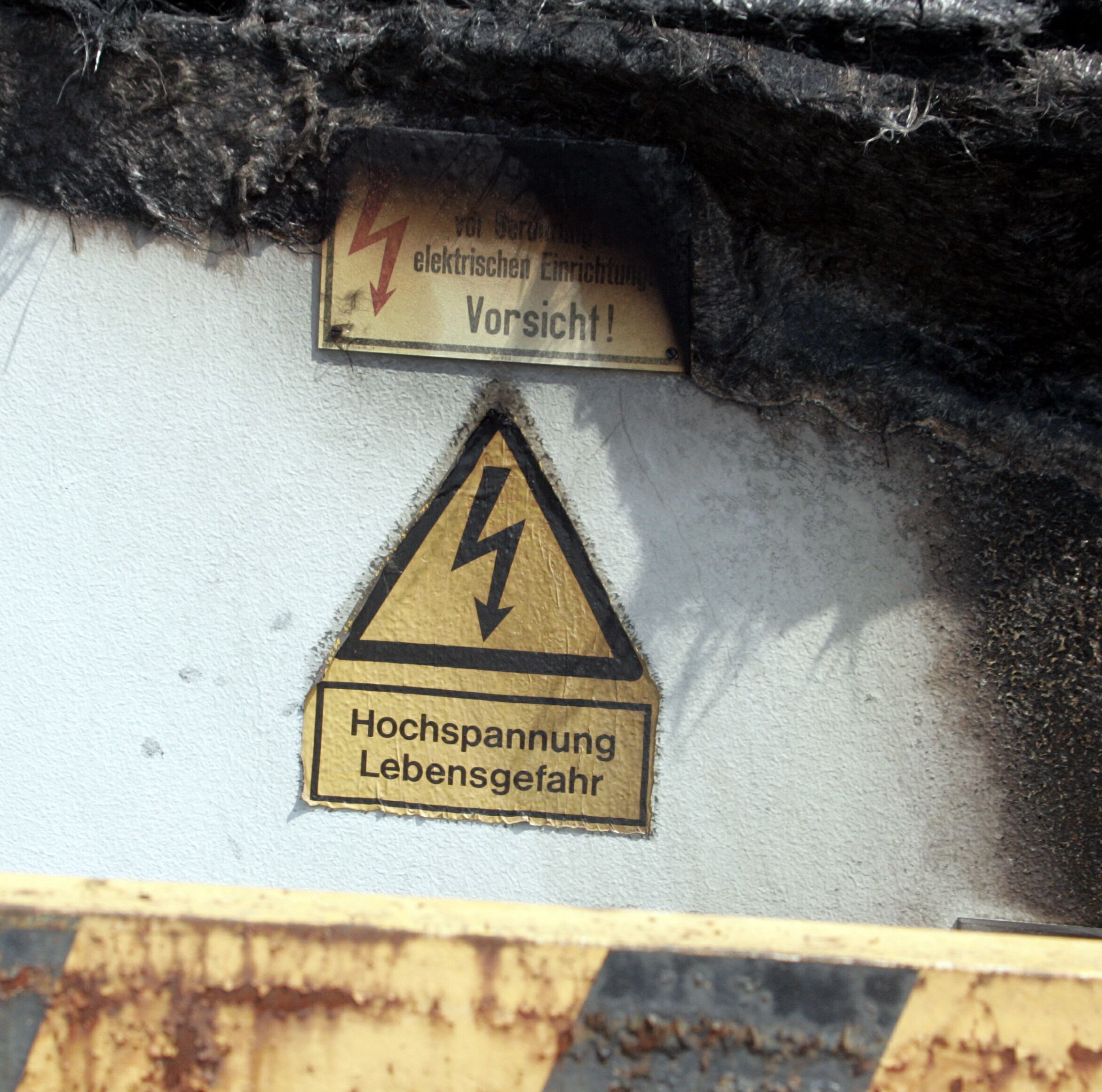 Das Bild zeigt ein Schild mit der Aufschrift Hochspannung Lebensgefahr