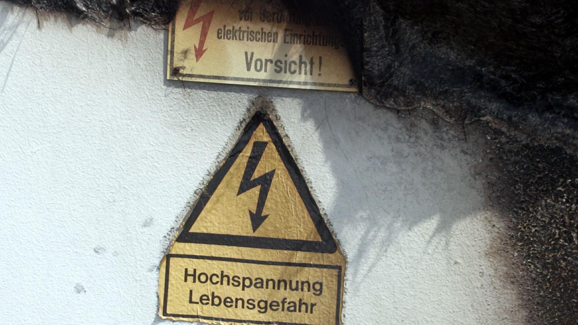 Das Bild zeigt ein Schild mit der Aufschrift Hochspannung Lebensgefahr