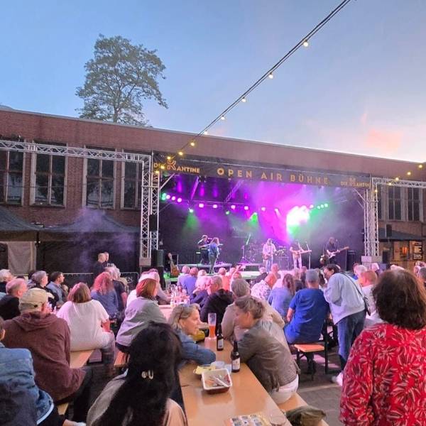 Auf dem Freideck der Kantine finden die beliebten Open-Air-Konzerte statt.