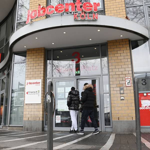 Eingang des Jobcenters Köln am Wiener Platz. Foto: Alexander Schwaiger