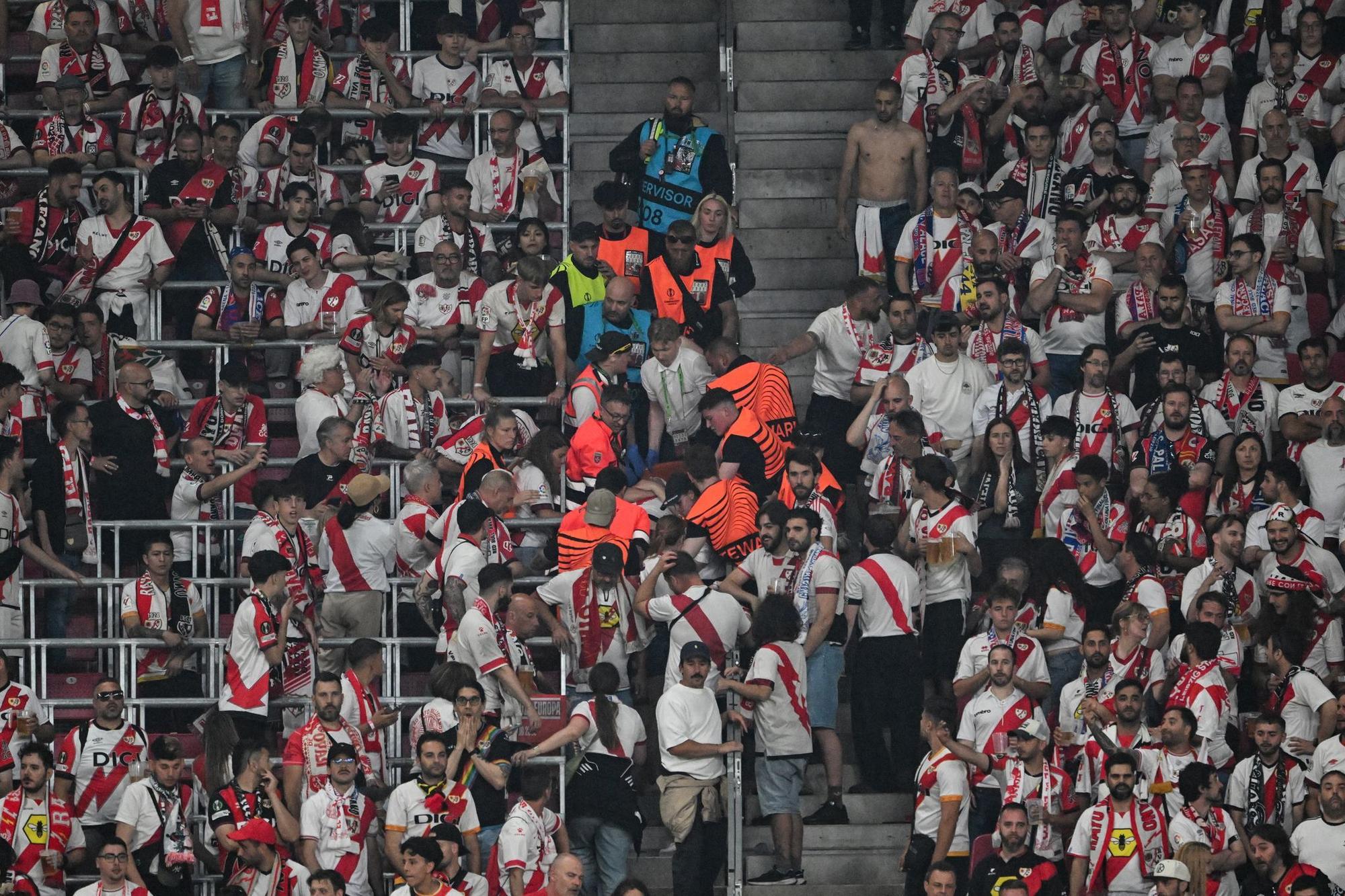 Ein verletzter Fan von Rayo Vallecano wird aus dem Block getragen.