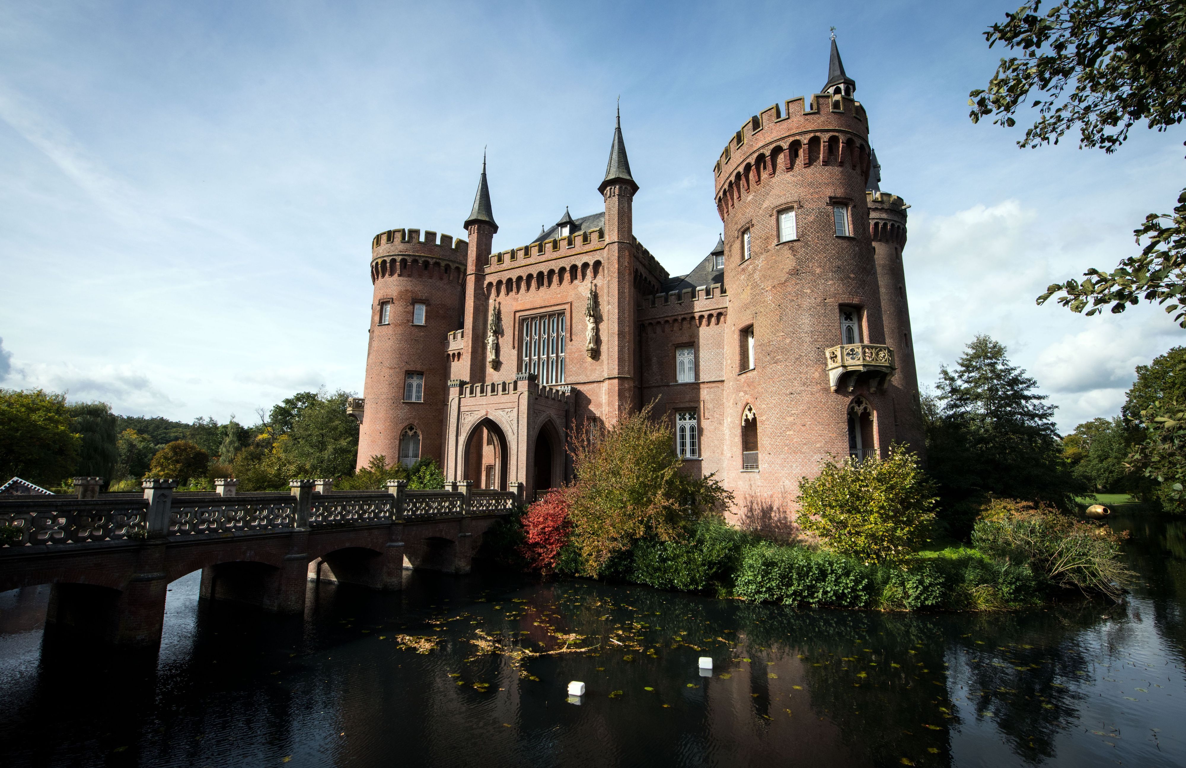 Schloss Moyland mit Brücke und Weiher.