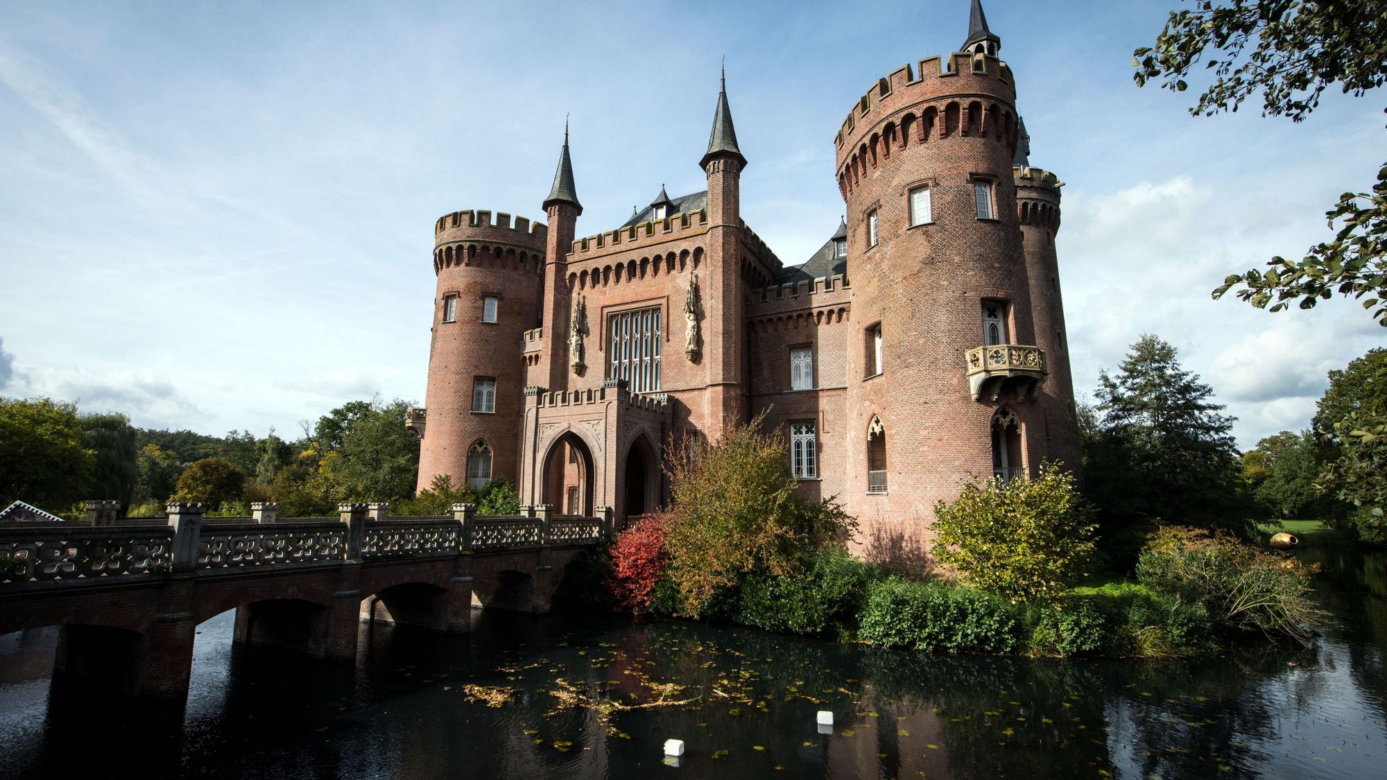 Schloss Moyland mit Brücke und Weiher.