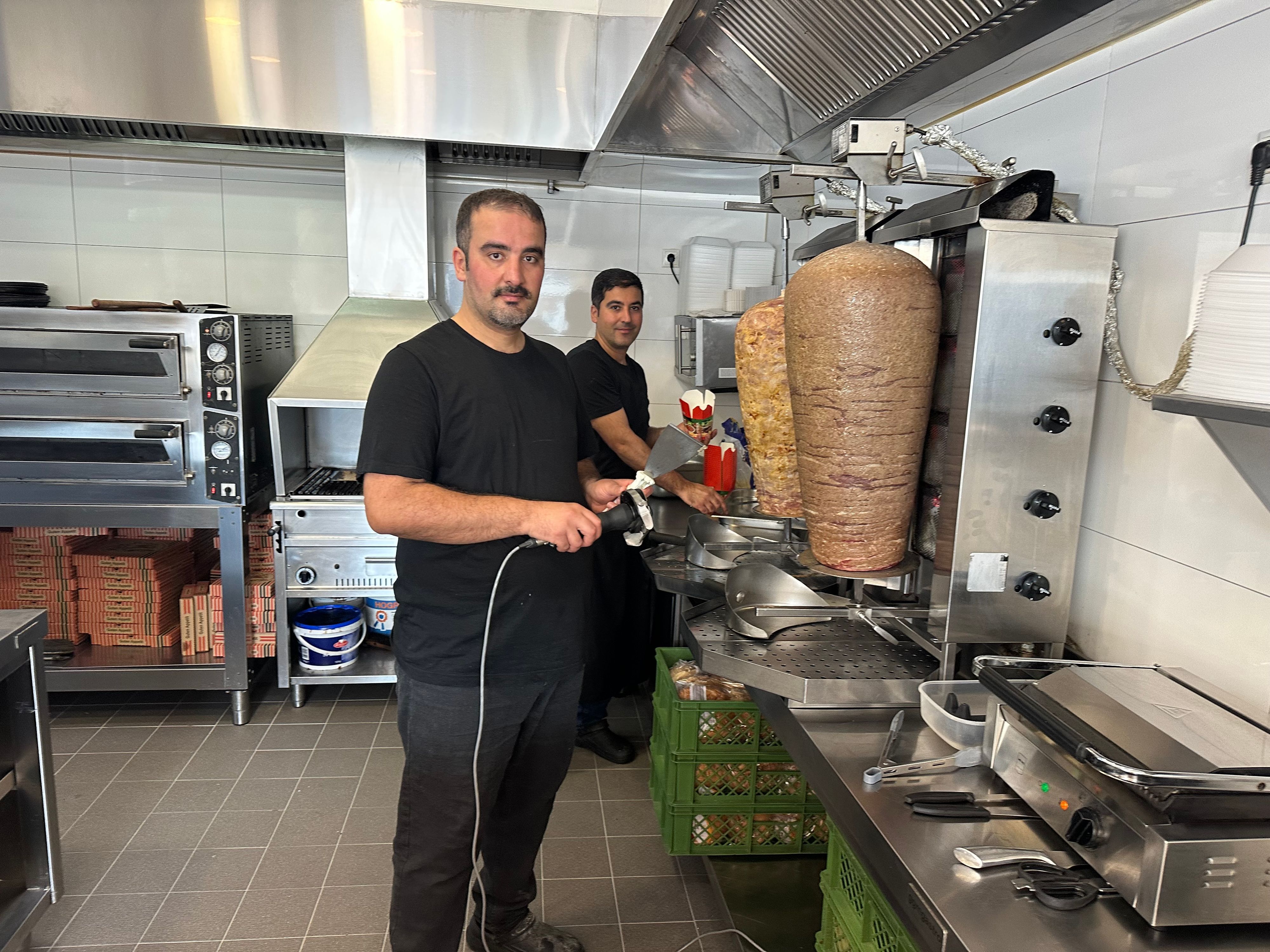 Mikail Öztunc (links) und sein Bruder Cebrail betreiben ein Pizza- und Kebabhaus. Bei Ihnen ist der Umsatz um 40 Prozent eingebrochen.