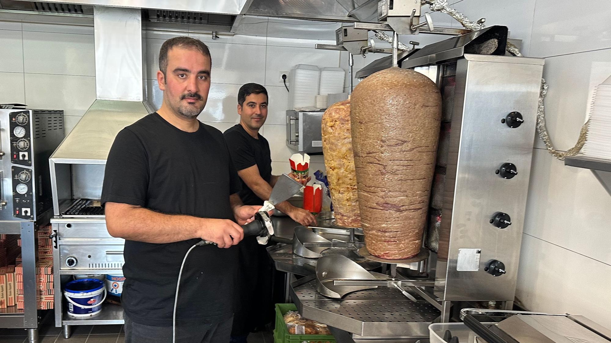 Mikail Öztunc (links) und sein Bruder Cebrail betreiben ein Pizza- und Kebabhaus. Bei Ihnen ist der Umsatz um 40 Prozent eingebrochen.