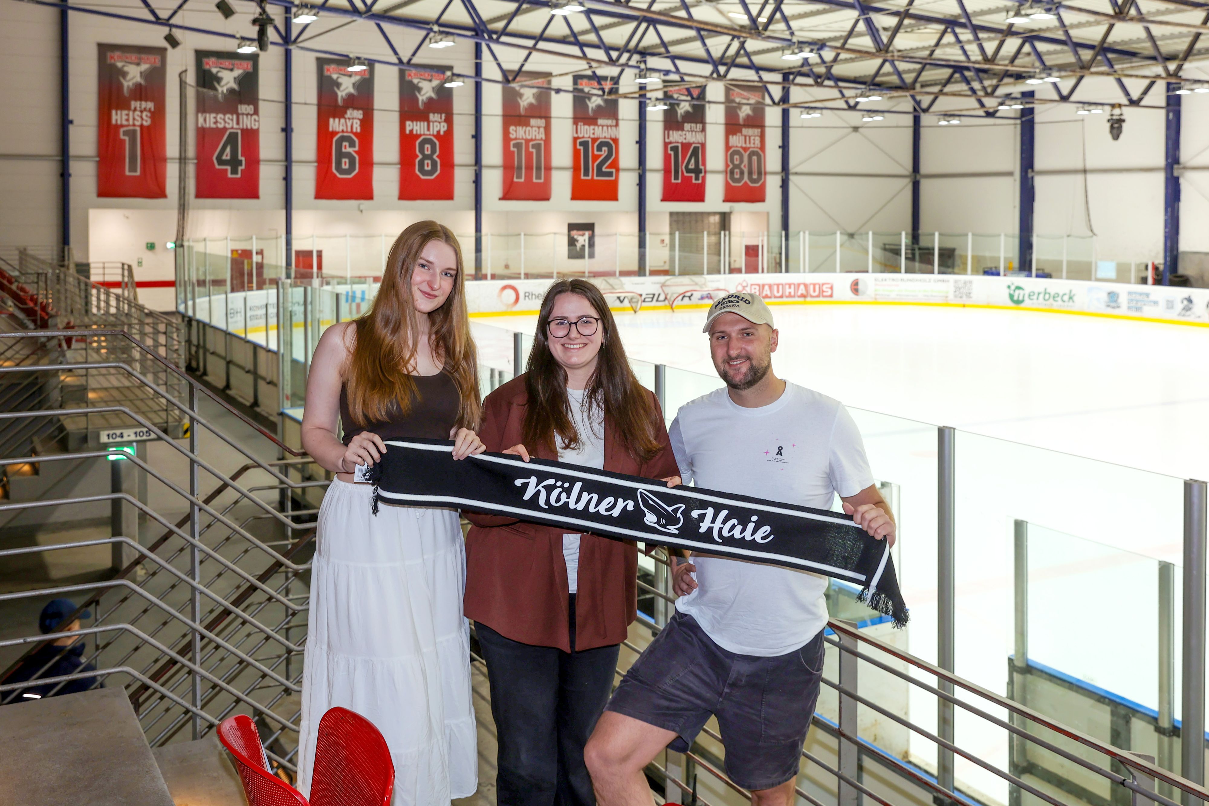 Helen Eichenauer, Emily Solbach und Paul Ritter vom Joseph-Dumont-Berufskollegs stellen ihr Projekt vor bei dem Amateure gegen Haie-Profis spielen.