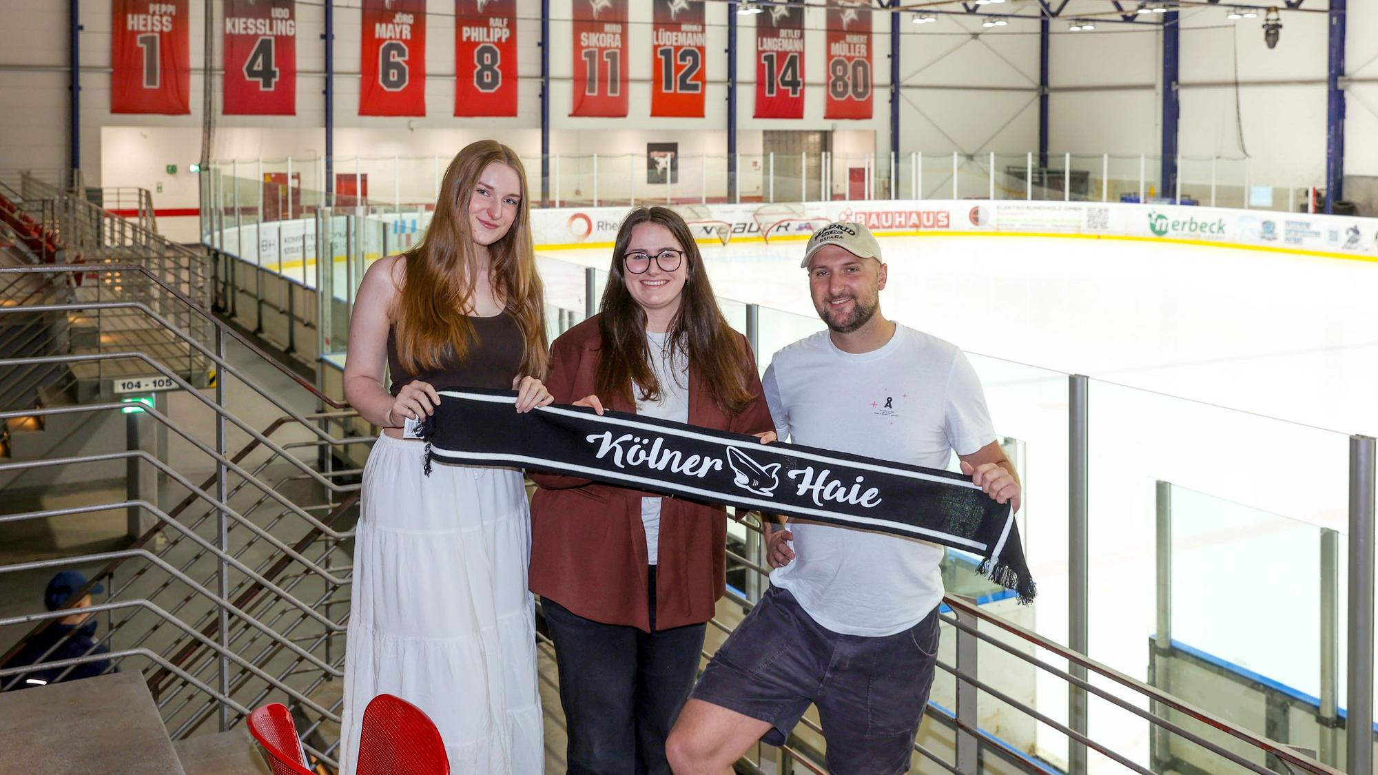 Helen Eichenauer, Emily Solbach und Paul Ritter vom Joseph-Dumont-Berufskollegs stellen ihr Projekt vor bei dem Amateure gegen Haie-Profis spielen.